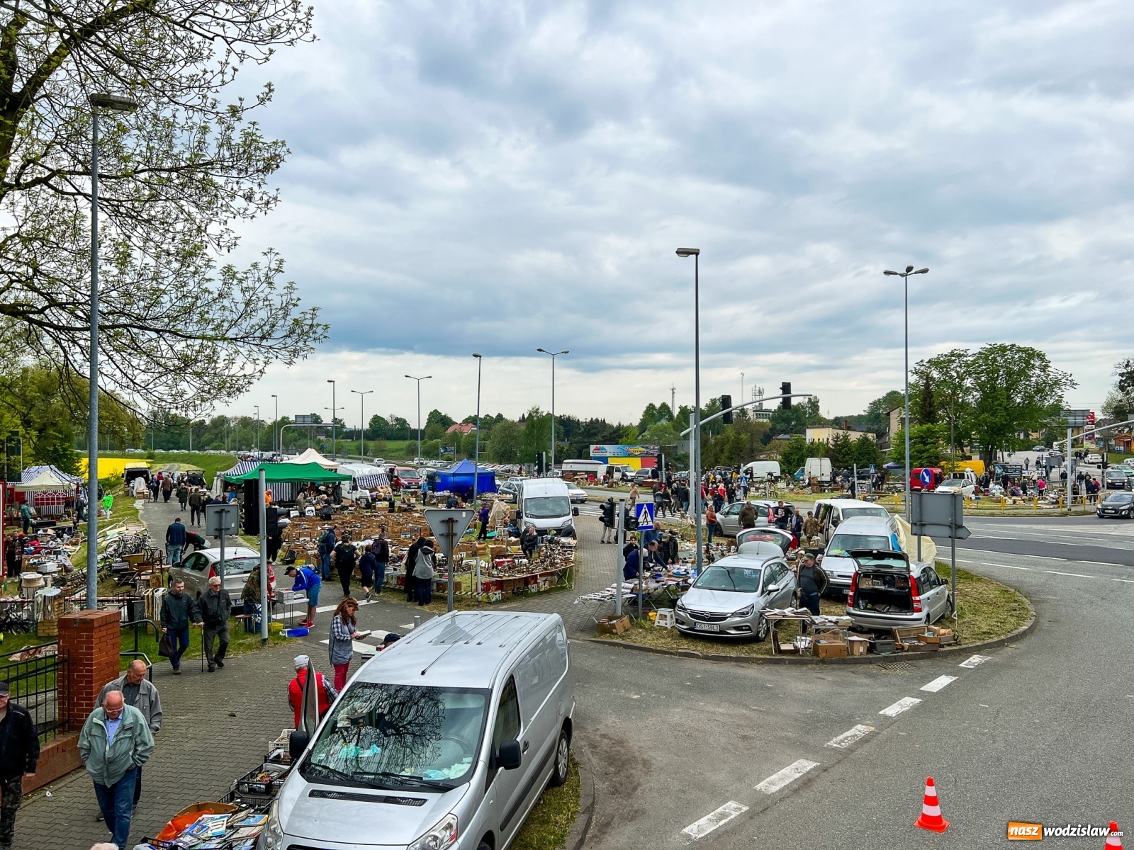 Zdjęcie w galerii na portalu naszwodzislaw.com: Ruszył wielki jarmark na granicy. Przyjechał bohater programu Łowcy skarbów wiadomości z regionu