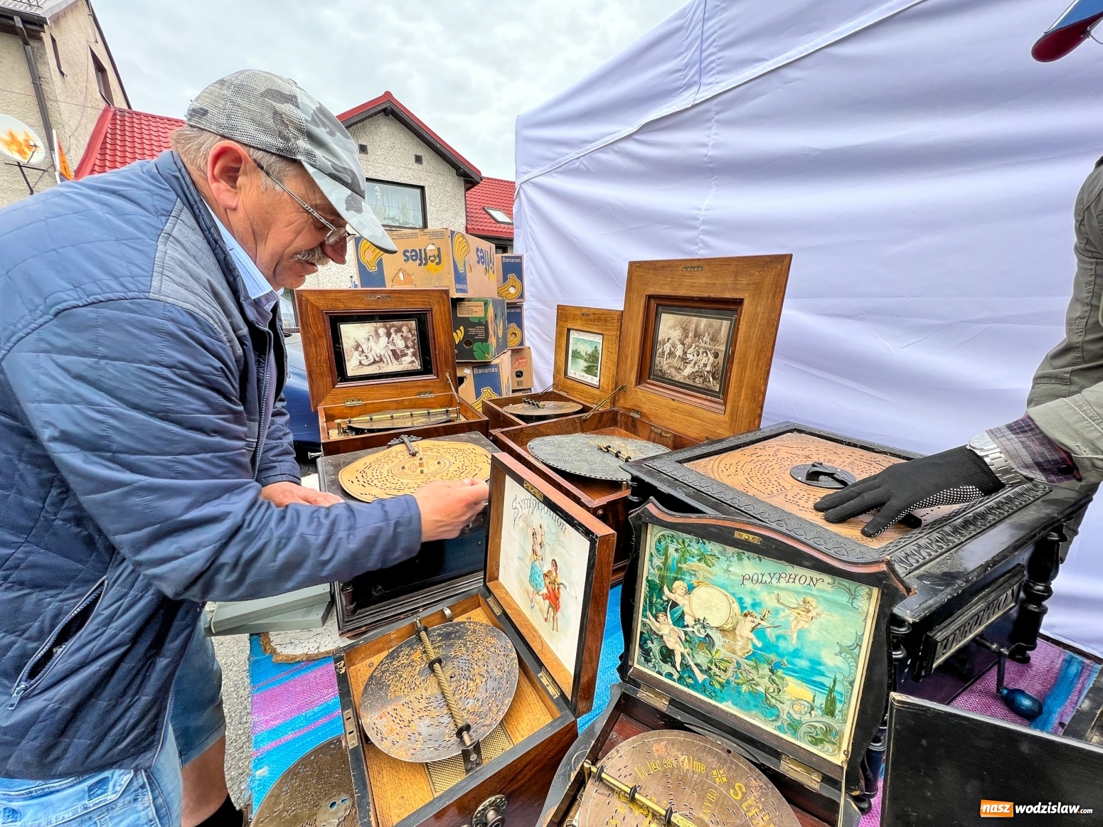 Zdjęcie w galerii na portalu naszwodzislaw.com: Ruszył wielki jarmark na granicy. Przyjechał bohater programu Łowcy skarbów wiadomości z regionu