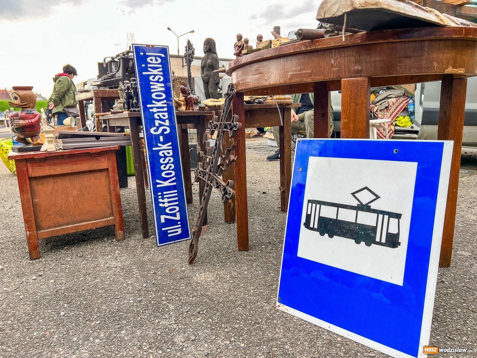 Zdjęcie w galerii na portalu naszwodzislaw.com: Ruszył wielki jarmark na granicy. Przyjechał bohater programu Łowcy skarbów wiadomości z regionu