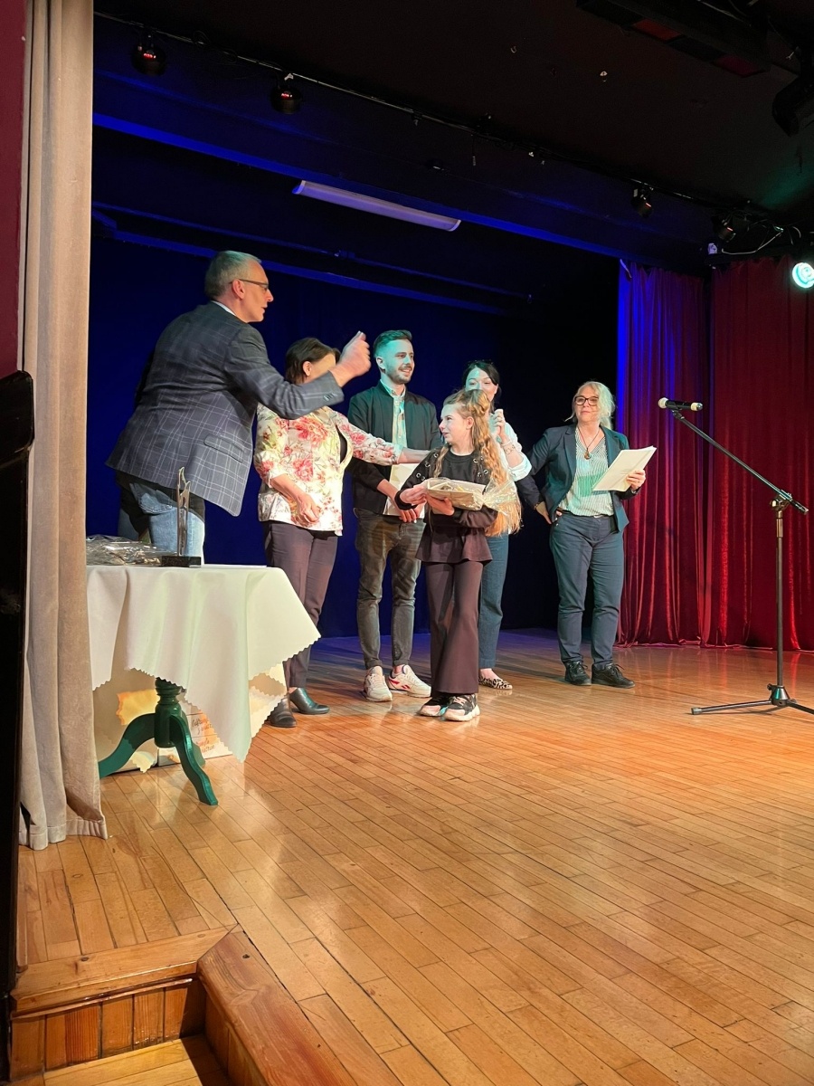 Zdjęcie w galerii na portalu naszwodzislaw.com: Srebrna Kurtyna dla wodzisławskiego Teatru Szydełko wiadomości z regionu