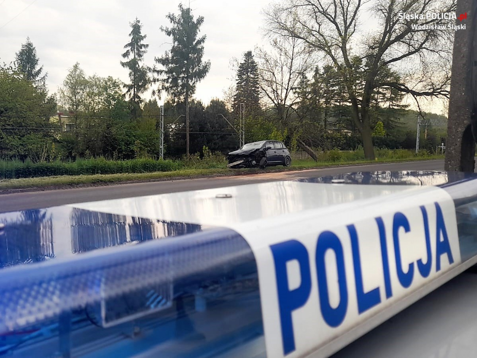 Zdjęcie w galerii na portalu naszwodzislaw.com: Ford i opel zderzyły się na Rybnickiej. Jeden z pojazdów dachował wiadomości z regionu