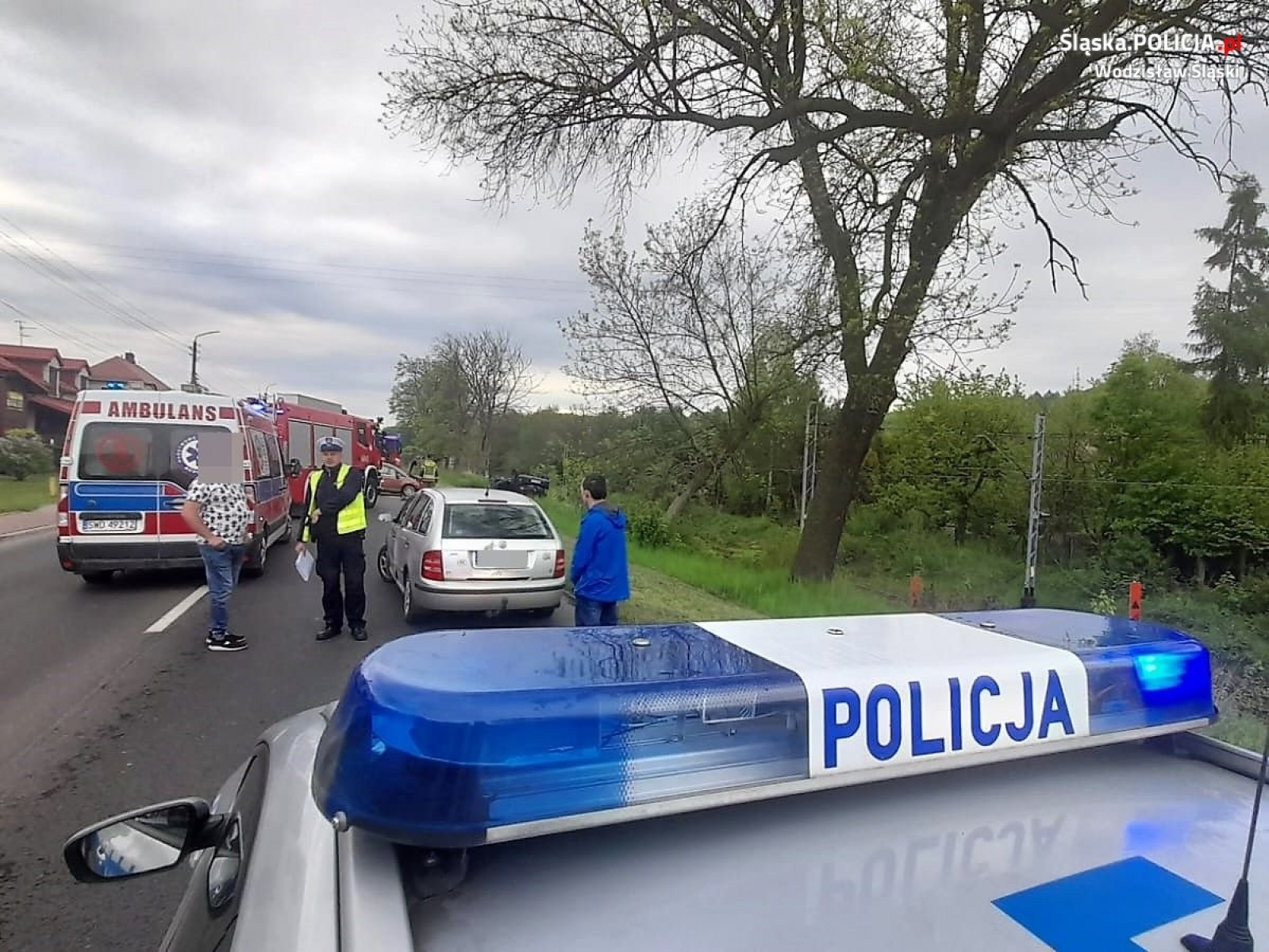 Zdjęcie w galerii na portalu naszwodzislaw.com: Ford i opel zderzyły się na Rybnickiej. Jeden z pojazdów dachował wiadomości z regionu