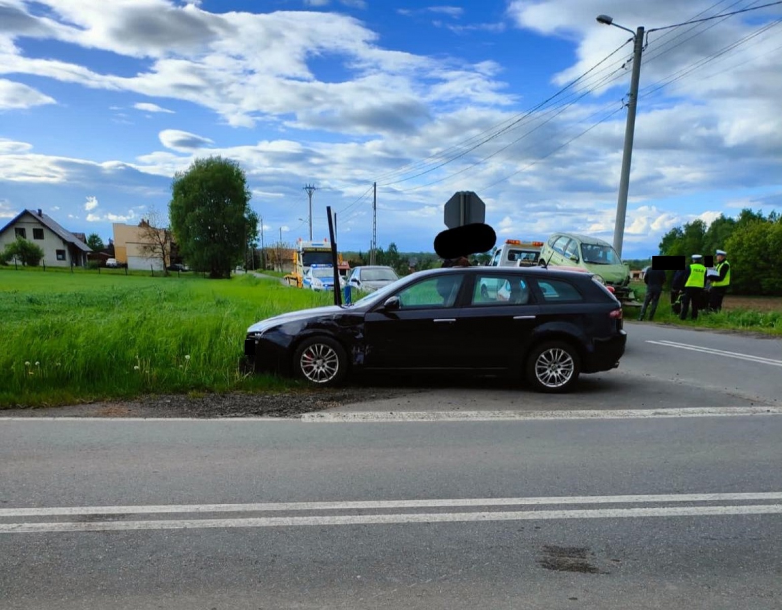 Zdjęcie w galerii na portalu naszwodzislaw.com: Wymuszenie pierwszeństwa przyczyną czołowego zderzenia w Rogowie [FOTO] wiadomości z regionu