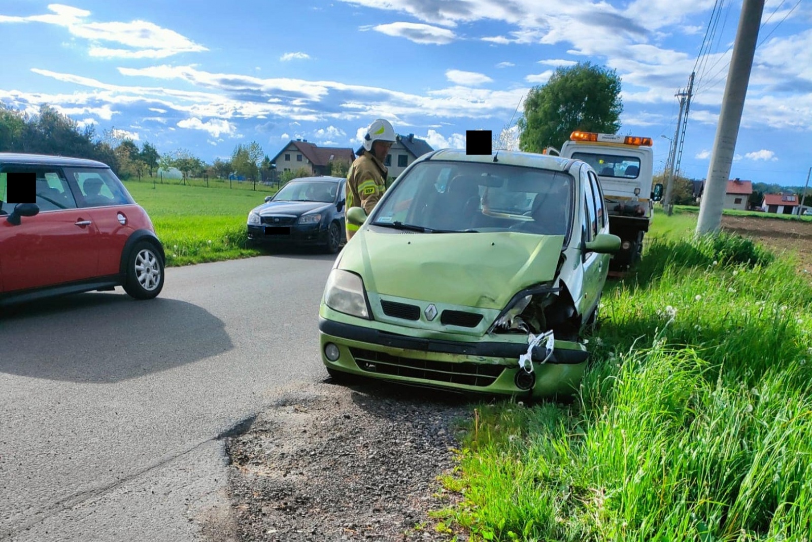 Zdjęcie w galerii na portalu naszwodzislaw.com: Wymuszenie pierwszeństwa przyczyną czołowego zderzenia w Rogowie [FOTO] wiadomości z regionu