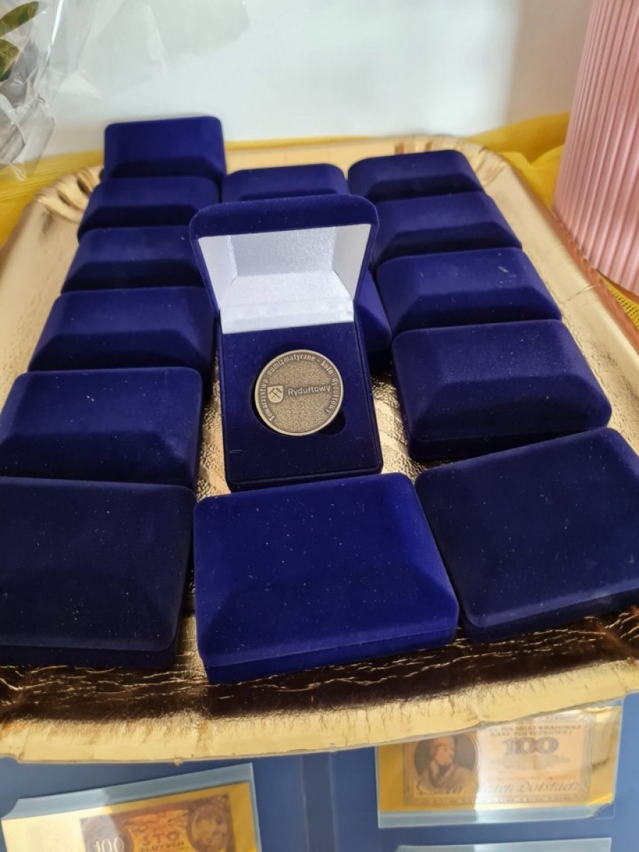 Zdjęcie w galerii na portalu naszwodzislaw.com: Z pasji do monet... Numizmatycy z Rydułtów świętowali jubileusz 40-lecia [FOTO] wiadomości z regionu