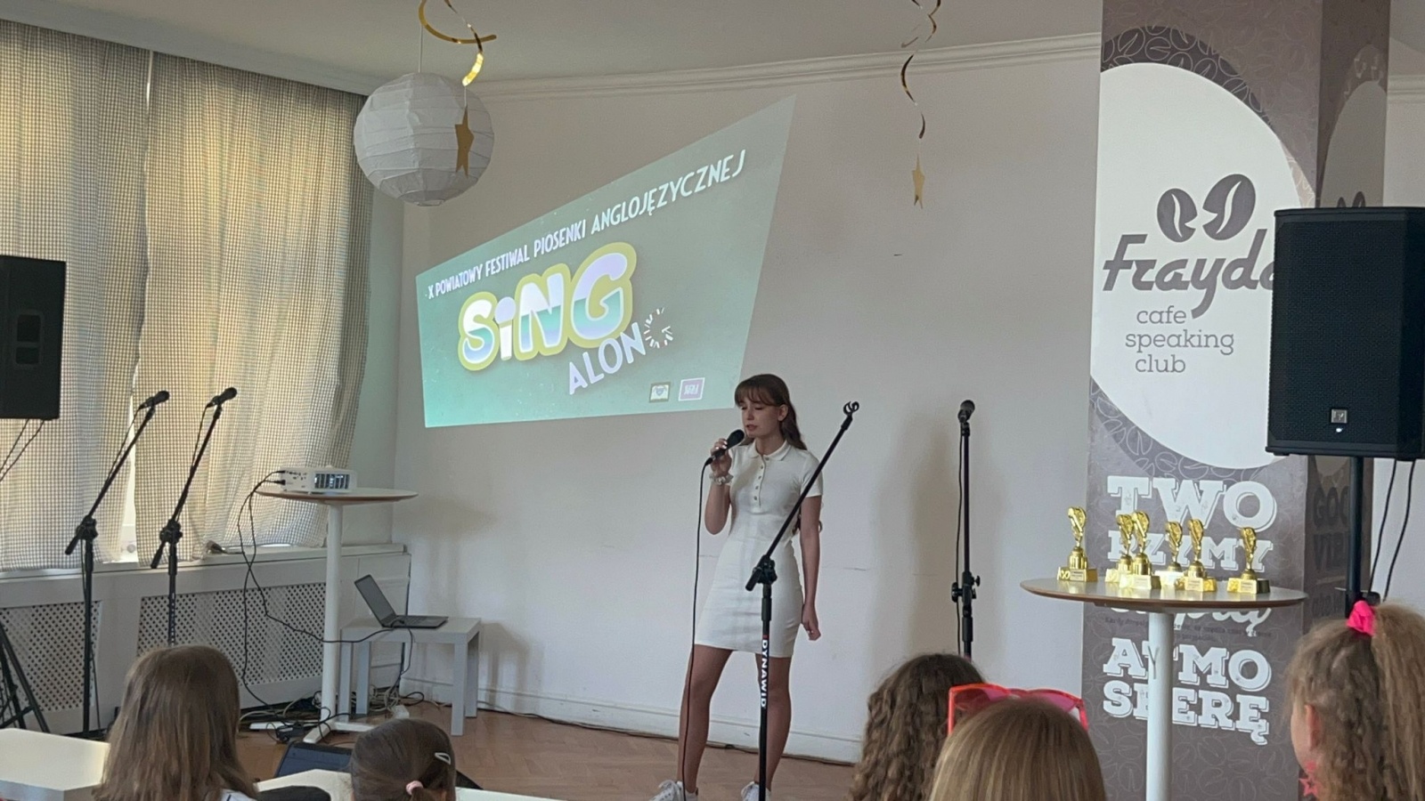 Zdjęcie w galerii na portalu naszwodzislaw.com: Powiatowy festiwal piosenki anglojęzycznej Sing Along po raz X wiadomości z regionu