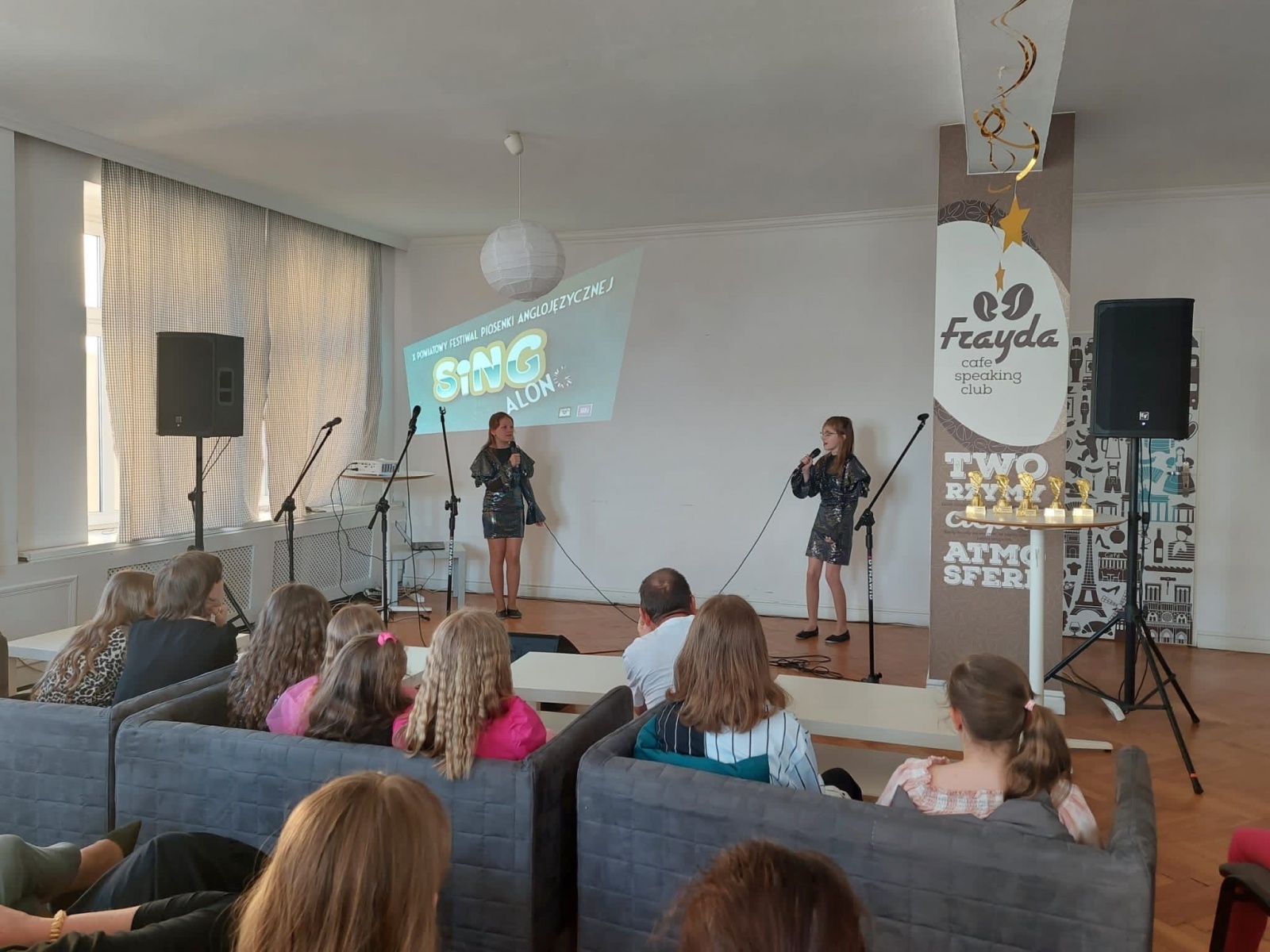 Zdjęcie w galerii na portalu naszwodzislaw.com: Powiatowy festiwal piosenki anglojęzycznej Sing Along po raz X wiadomości z regionu