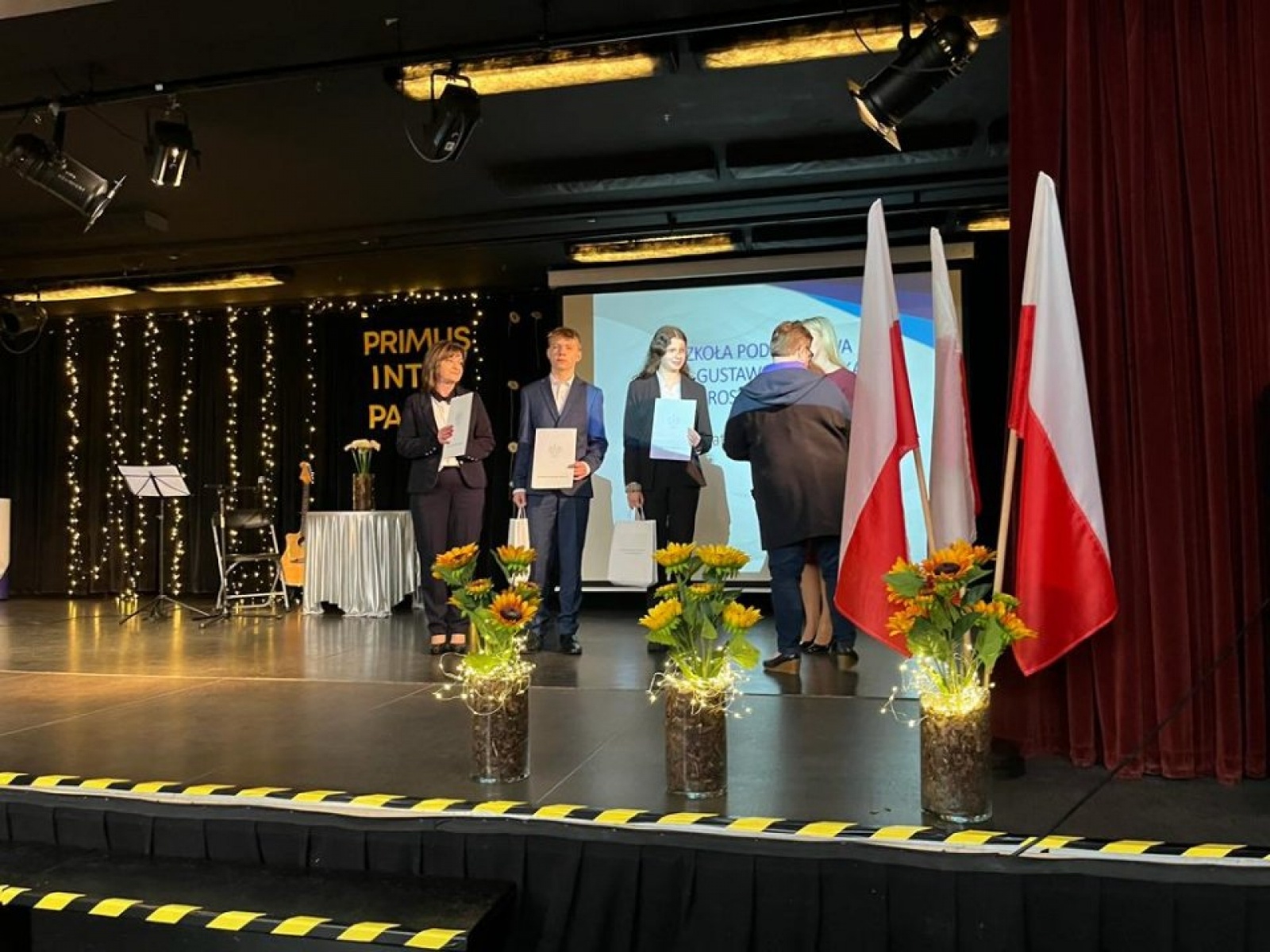 Zdjęcie w galerii na portalu naszwodzislaw.com: Rydułtowscy laureaci wojewódzkiego konkursu przedmiotowego odebrali nagrody wiadomości z regionu