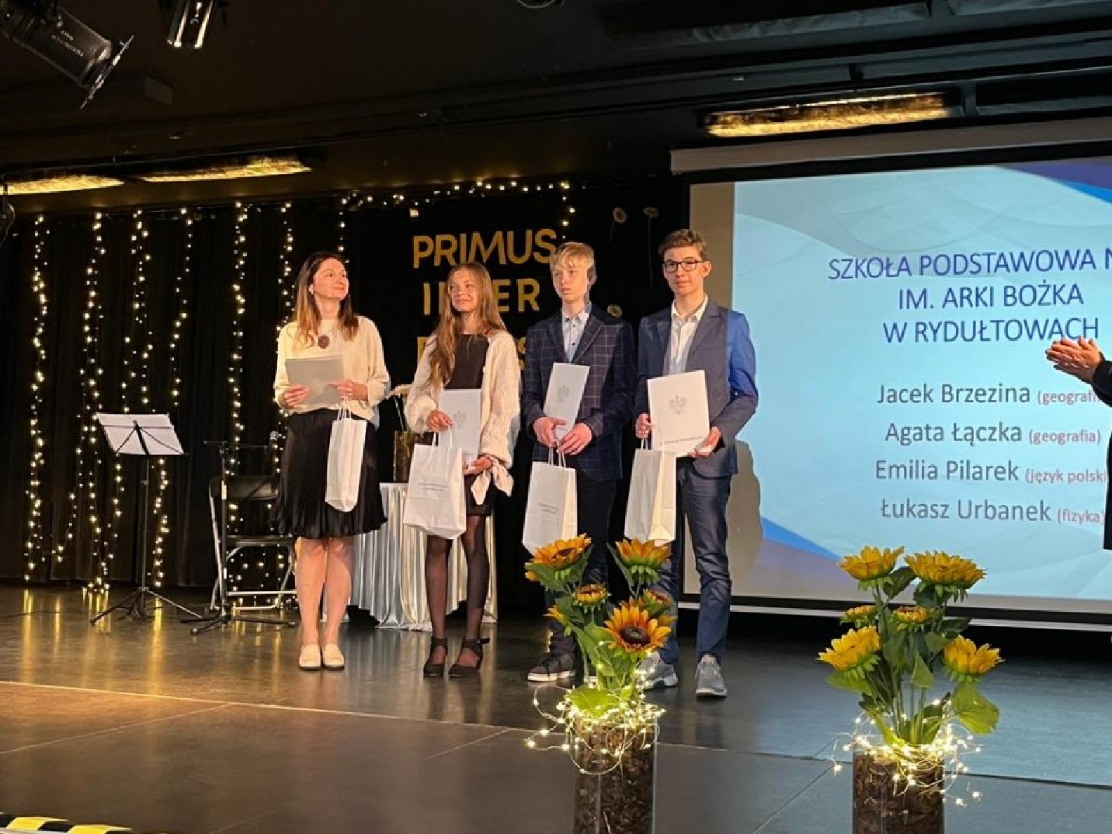 Zdjęcie w galerii na portalu naszwodzislaw.com: Rydułtowscy laureaci wojewódzkiego konkursu przedmiotowego odebrali nagrody wiadomości z regionu