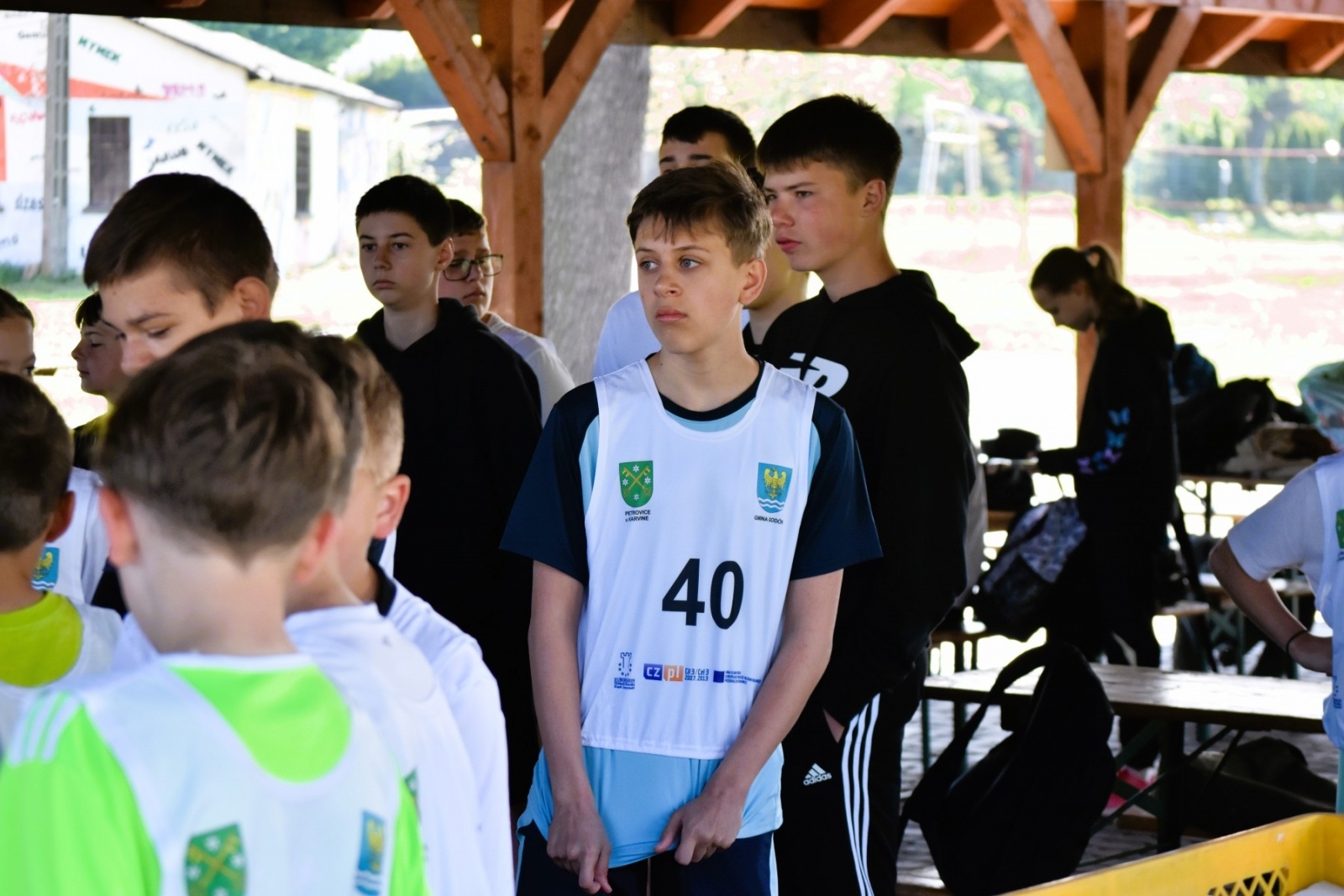 Zdjęcie w galerii na portalu naszwodzislaw.com: Bieg między pomnikami 2023. Zdrowa rywalizacja przyciągnęła ponad setkę uczniów [FOTO] wiadomości z regionu