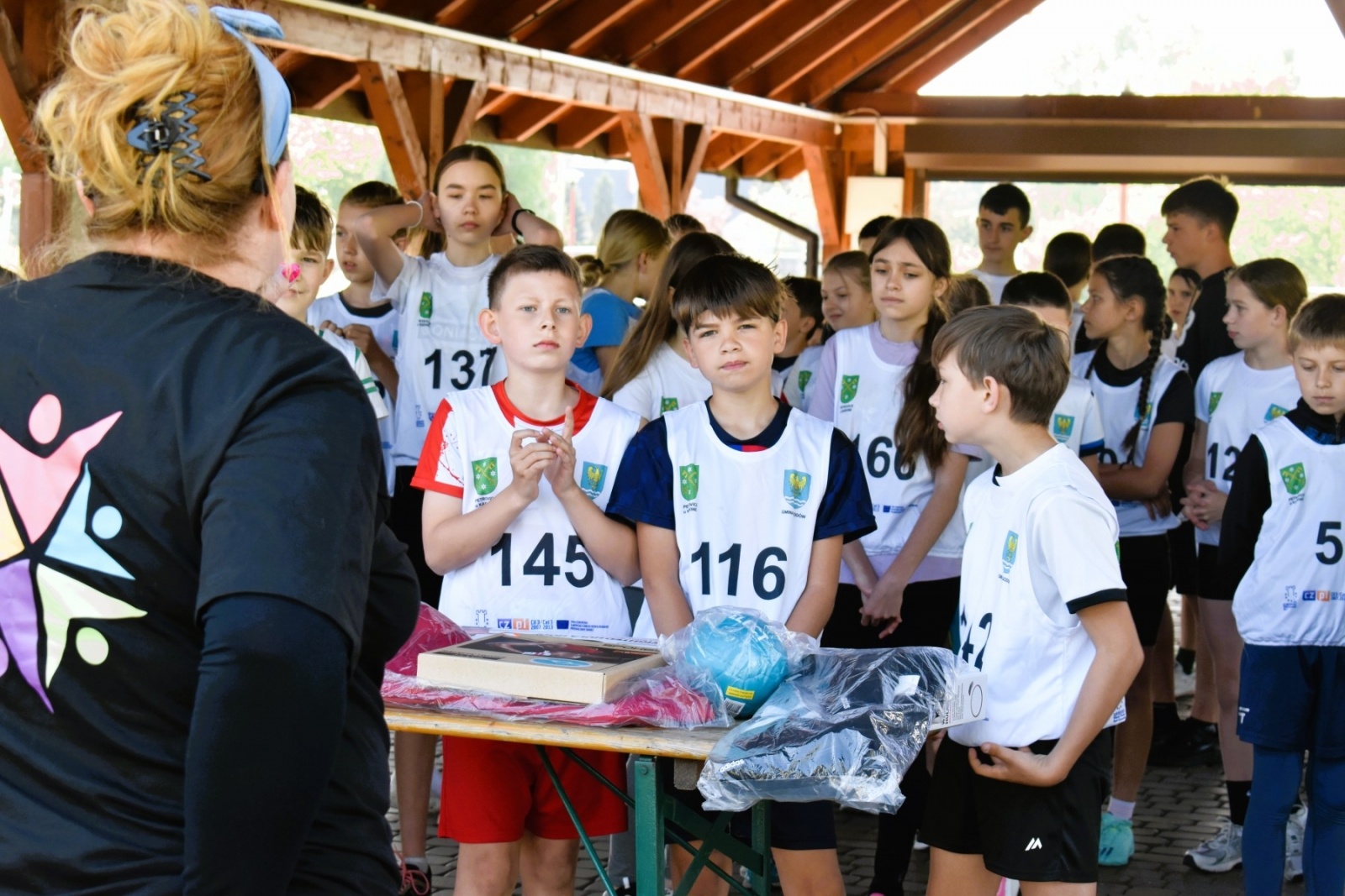 Zdjęcie w galerii na portalu naszwodzislaw.com: Bieg między pomnikami 2023. Zdrowa rywalizacja przyciągnęła ponad setkę uczniów [FOTO] wiadomości z regionu