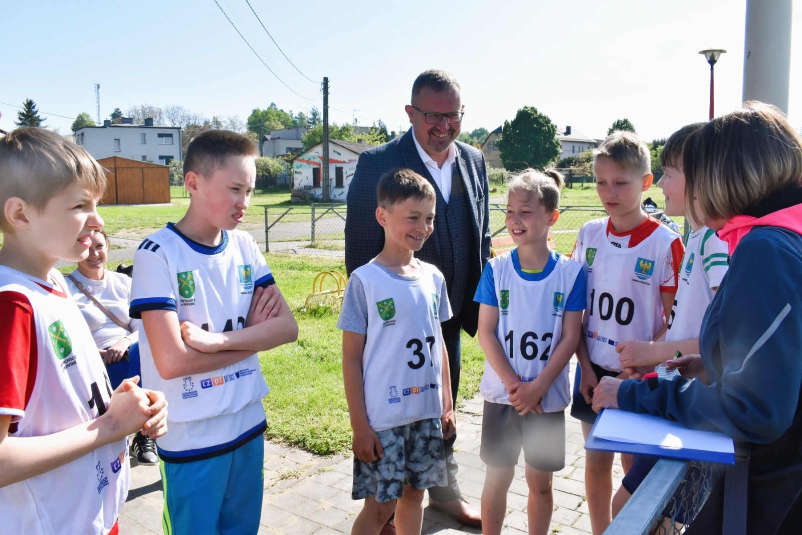 Zdjęcie w galerii na portalu naszwodzislaw.com: Bieg między pomnikami 2023. Zdrowa rywalizacja przyciągnęła ponad setkę uczniów [FOTO] wiadomości z regionu