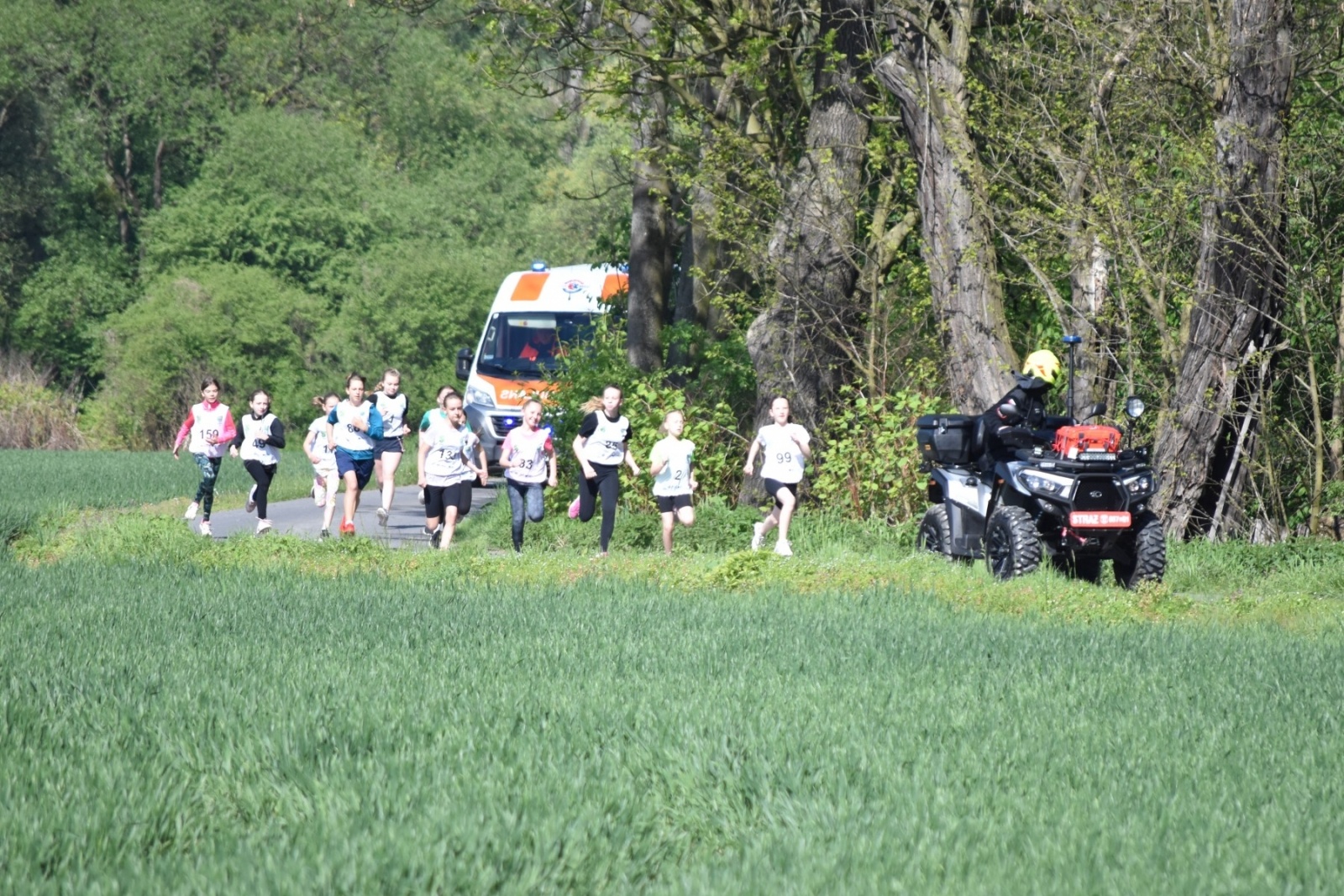 Zdjęcie w galerii na portalu naszwodzislaw.com: Bieg między pomnikami 2023. Zdrowa rywalizacja przyciągnęła ponad setkę uczniów [FOTO] wiadomości z regionu