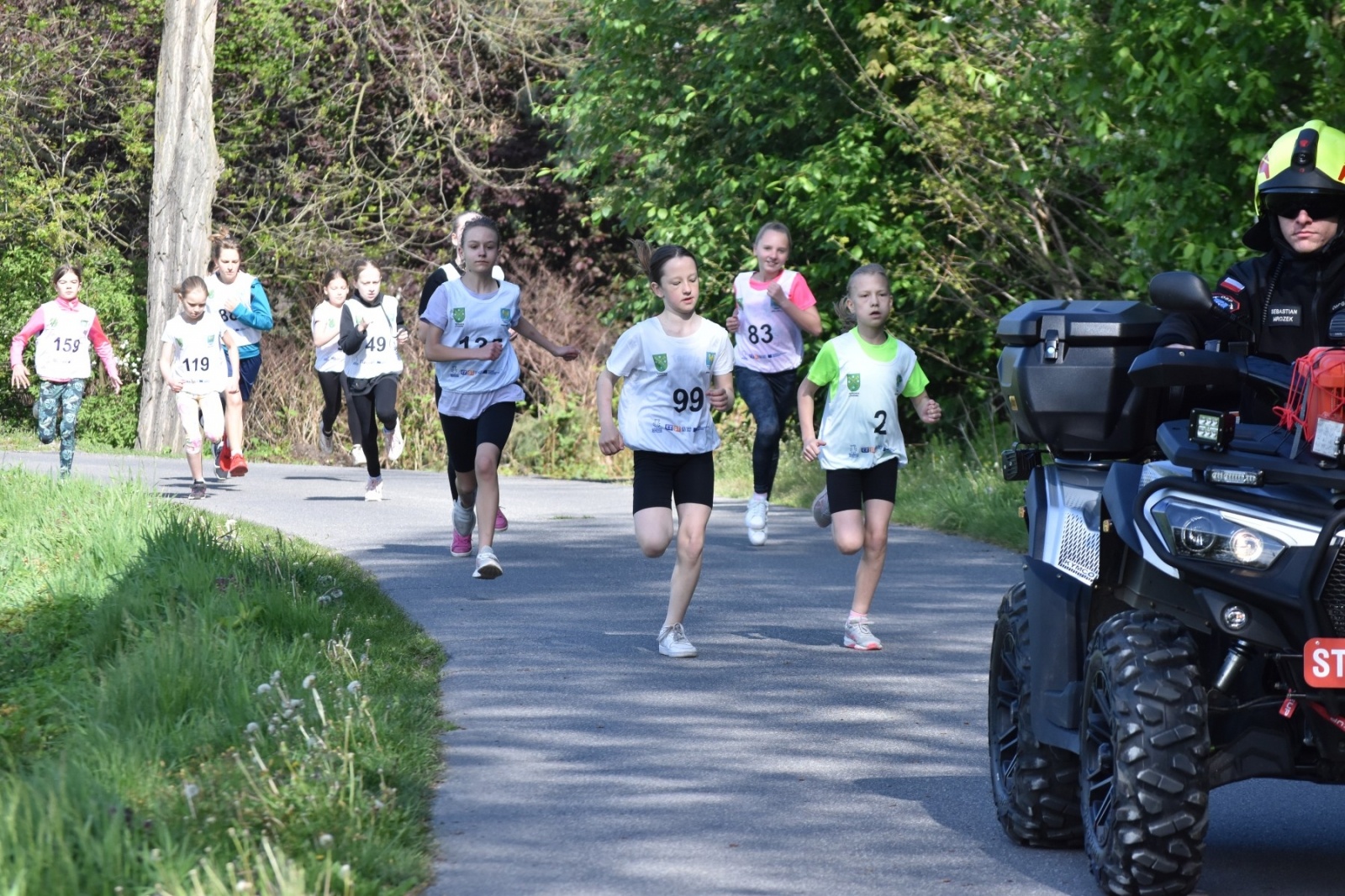 Zdjęcie w galerii na portalu naszwodzislaw.com: Bieg między pomnikami 2023. Zdrowa rywalizacja przyciągnęła ponad setkę uczniów [FOTO] wiadomości z regionu