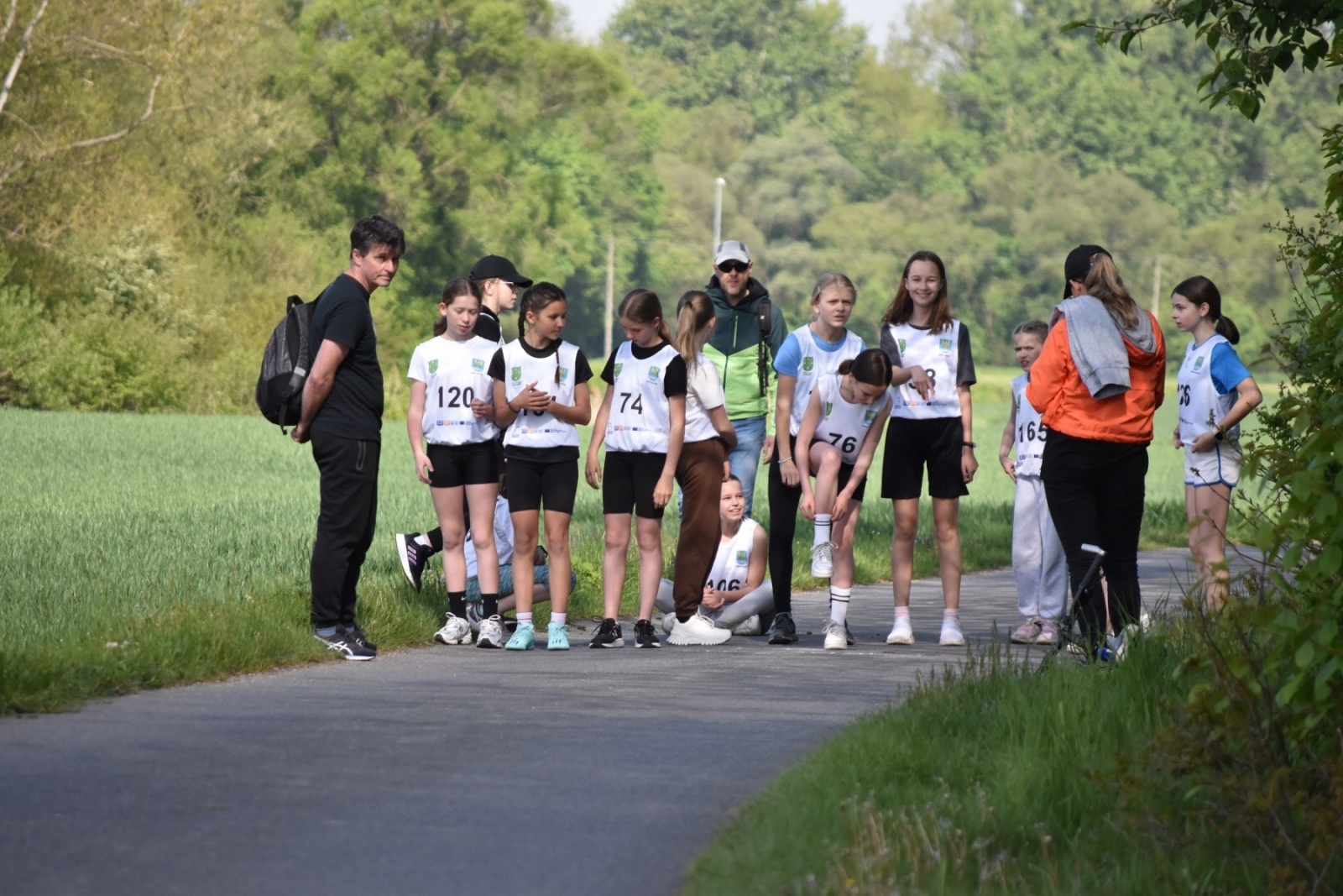 Zdjęcie w galerii na portalu naszwodzislaw.com: Bieg między pomnikami 2023. Zdrowa rywalizacja przyciągnęła ponad setkę uczniów [FOTO] wiadomości z regionu