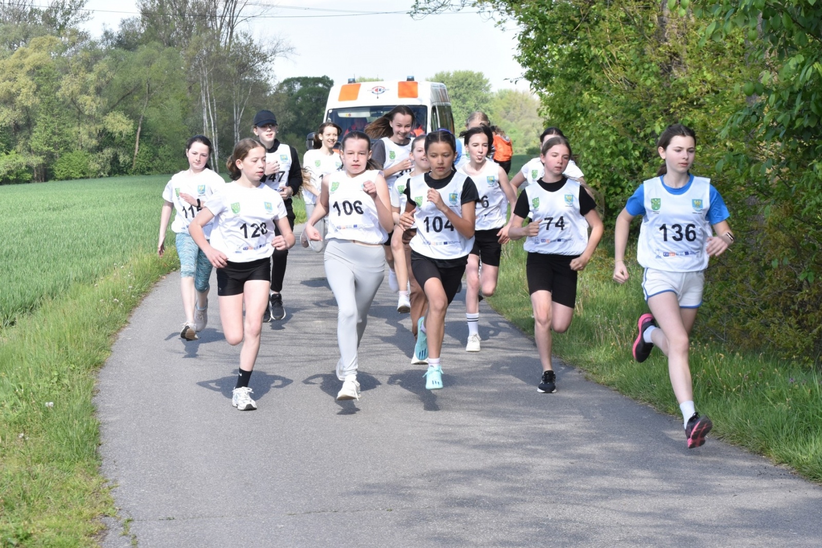 Zdjęcie w galerii na portalu naszwodzislaw.com: Bieg między pomnikami 2023. Zdrowa rywalizacja przyciągnęła ponad setkę uczniów [FOTO] wiadomości z regionu