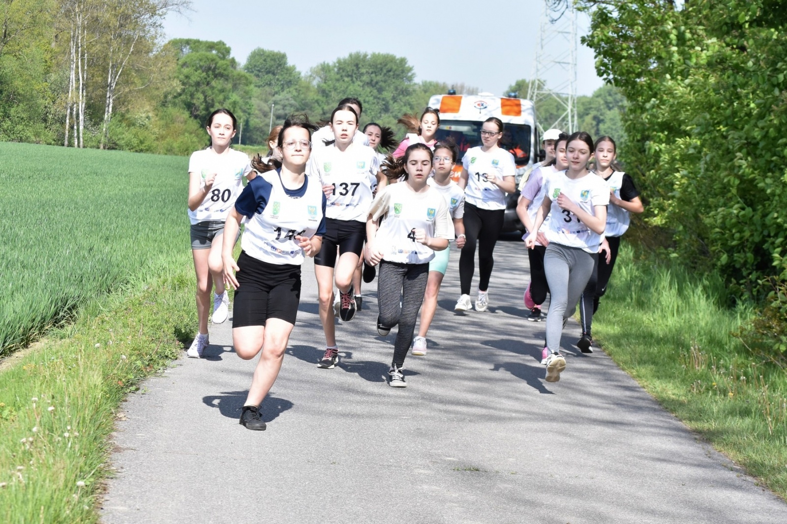 Zdjęcie w galerii na portalu naszwodzislaw.com: Bieg między pomnikami 2023. Zdrowa rywalizacja przyciągnęła ponad setkę uczniów [FOTO] wiadomości z regionu