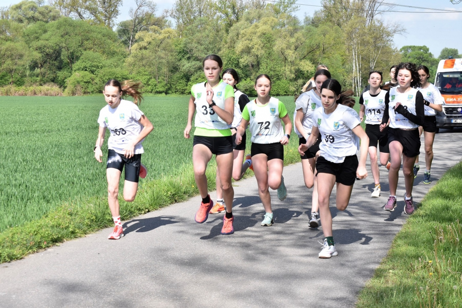 Zdjęcie w galerii na portalu naszwodzislaw.com: Bieg między pomnikami 2023. Zdrowa rywalizacja przyciągnęła ponad setkę uczniów [FOTO] wiadomości z regionu