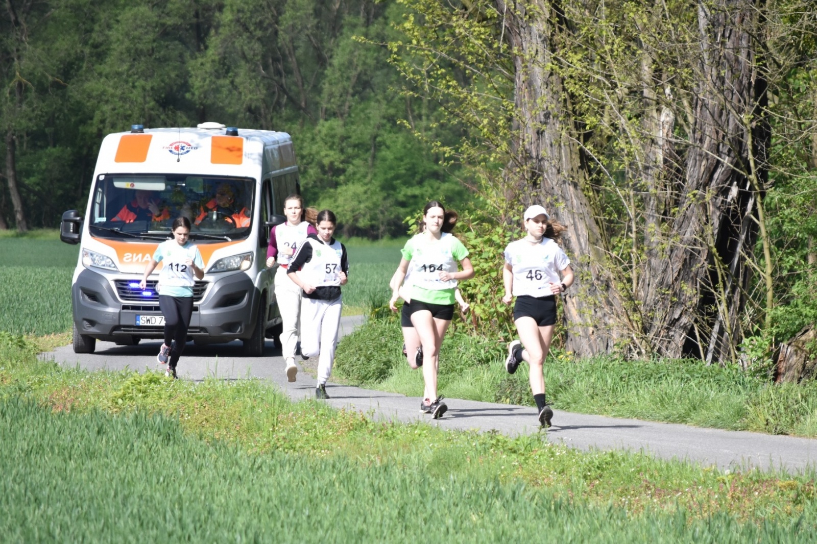 Zdjęcie w galerii na portalu naszwodzislaw.com: Bieg między pomnikami 2023. Zdrowa rywalizacja przyciągnęła ponad setkę uczniów [FOTO] wiadomości z regionu