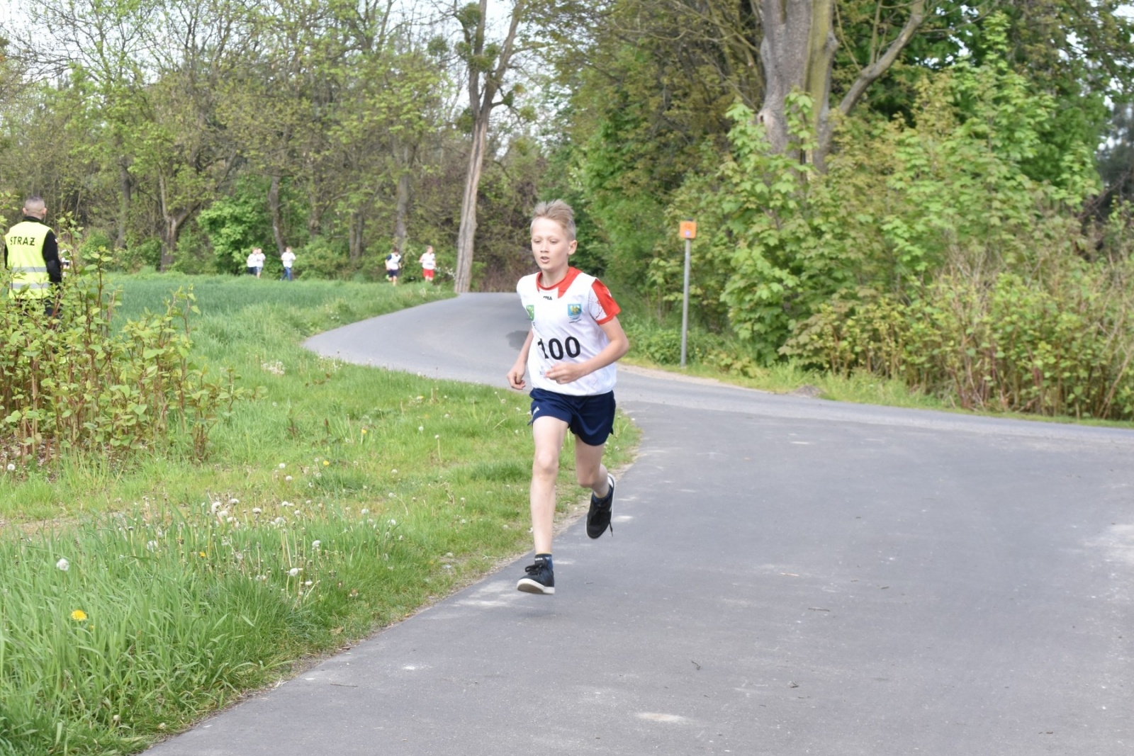 Zdjęcie w galerii na portalu naszwodzislaw.com: Bieg między pomnikami 2023. Zdrowa rywalizacja przyciągnęła ponad setkę uczniów [FOTO] wiadomości z regionu
