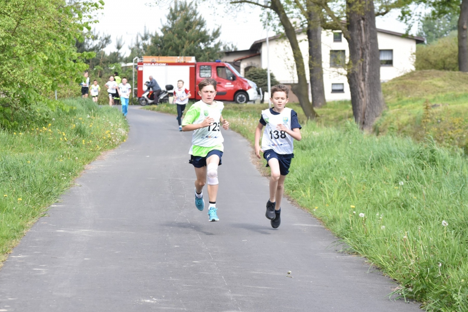 Zdjęcie w galerii na portalu naszwodzislaw.com: Bieg między pomnikami 2023. Zdrowa rywalizacja przyciągnęła ponad setkę uczniów [FOTO] wiadomości z regionu