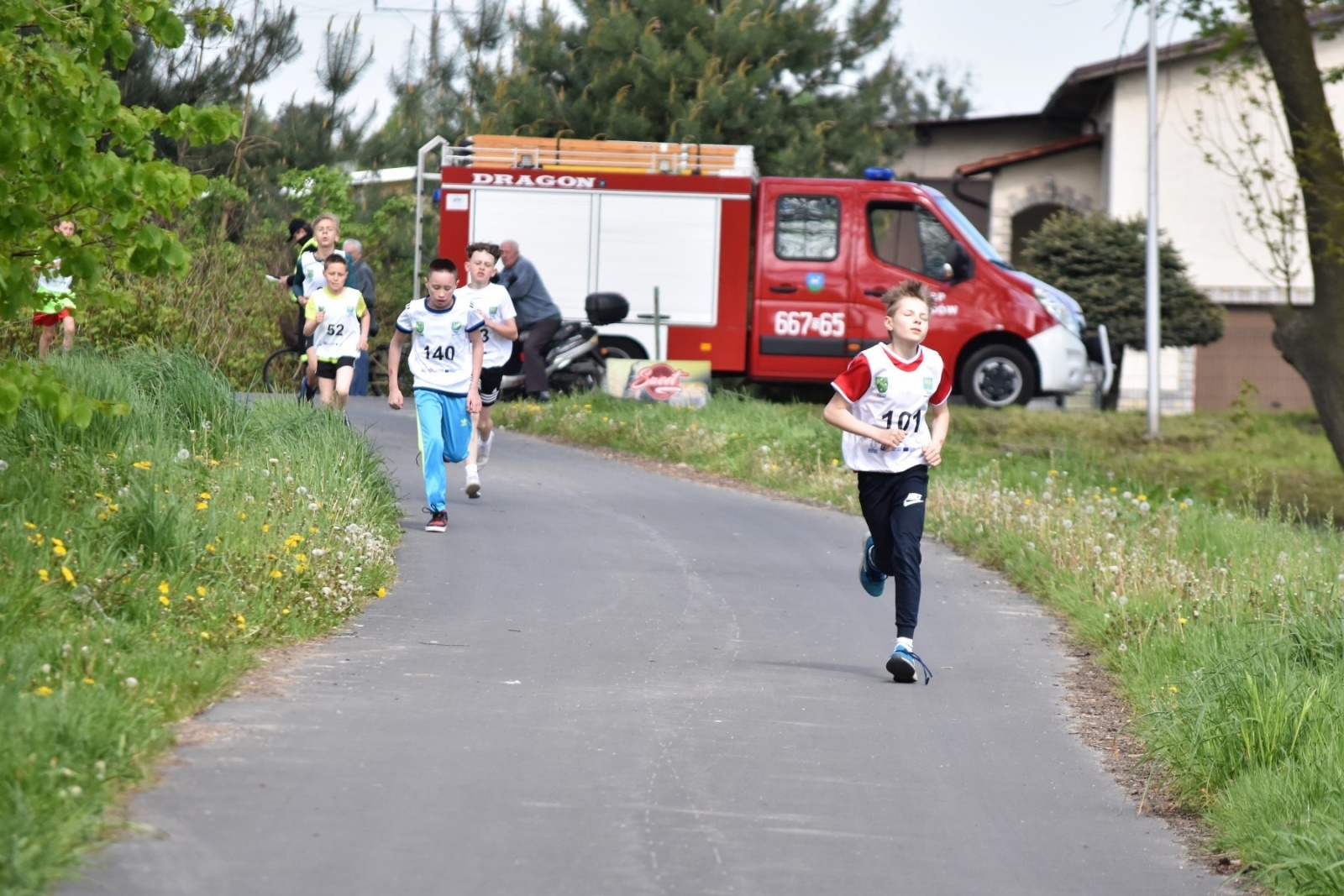 Zdjęcie w galerii na portalu naszwodzislaw.com: Bieg między pomnikami 2023. Zdrowa rywalizacja przyciągnęła ponad setkę uczniów [FOTO] wiadomości z regionu