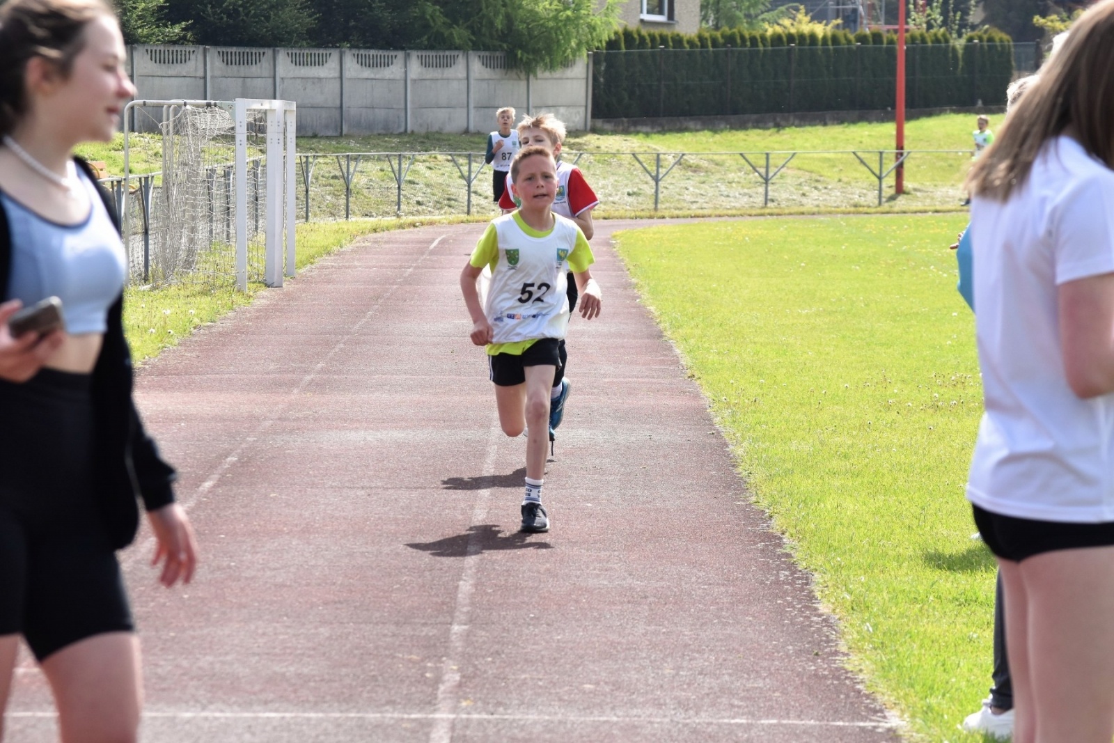 Zdjęcie w galerii na portalu naszwodzislaw.com: Bieg między pomnikami 2023. Zdrowa rywalizacja przyciągnęła ponad setkę uczniów [FOTO] wiadomości z regionu