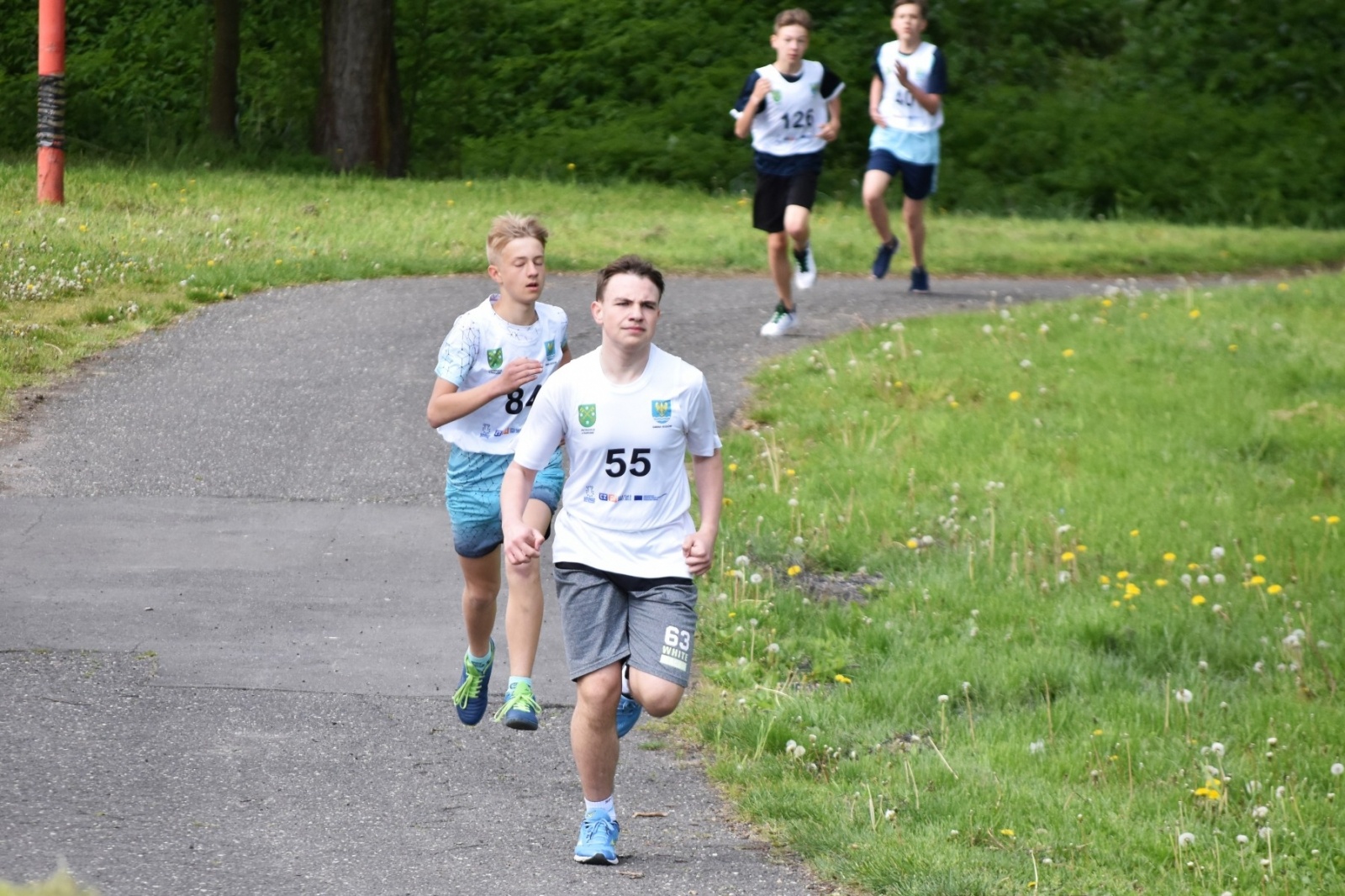 Zdjęcie w galerii na portalu naszwodzislaw.com: Bieg między pomnikami 2023. Zdrowa rywalizacja przyciągnęła ponad setkę uczniów [FOTO] wiadomości z regionu