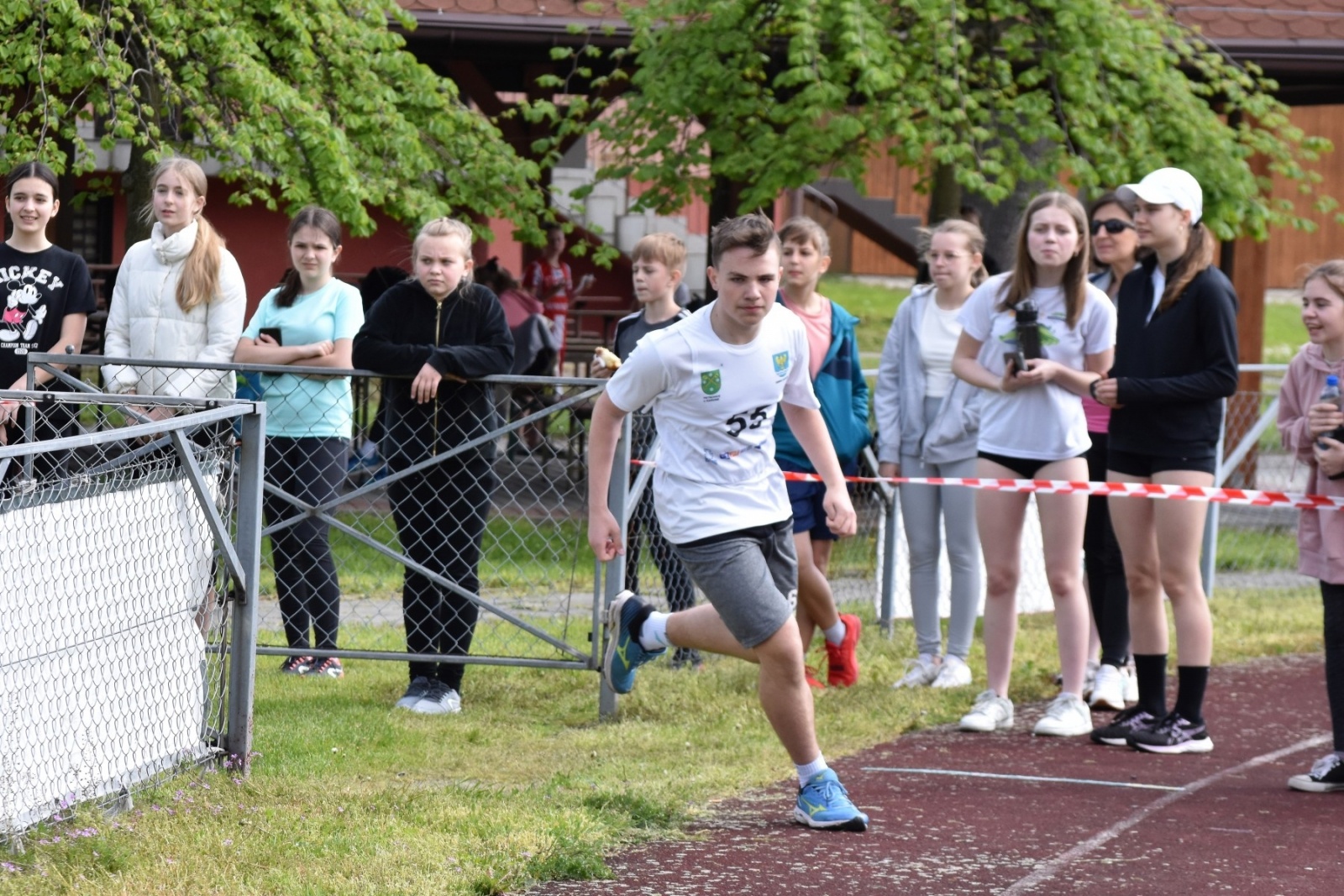 Zdjęcie w galerii na portalu naszwodzislaw.com: Bieg między pomnikami 2023. Zdrowa rywalizacja przyciągnęła ponad setkę uczniów [FOTO] wiadomości z regionu