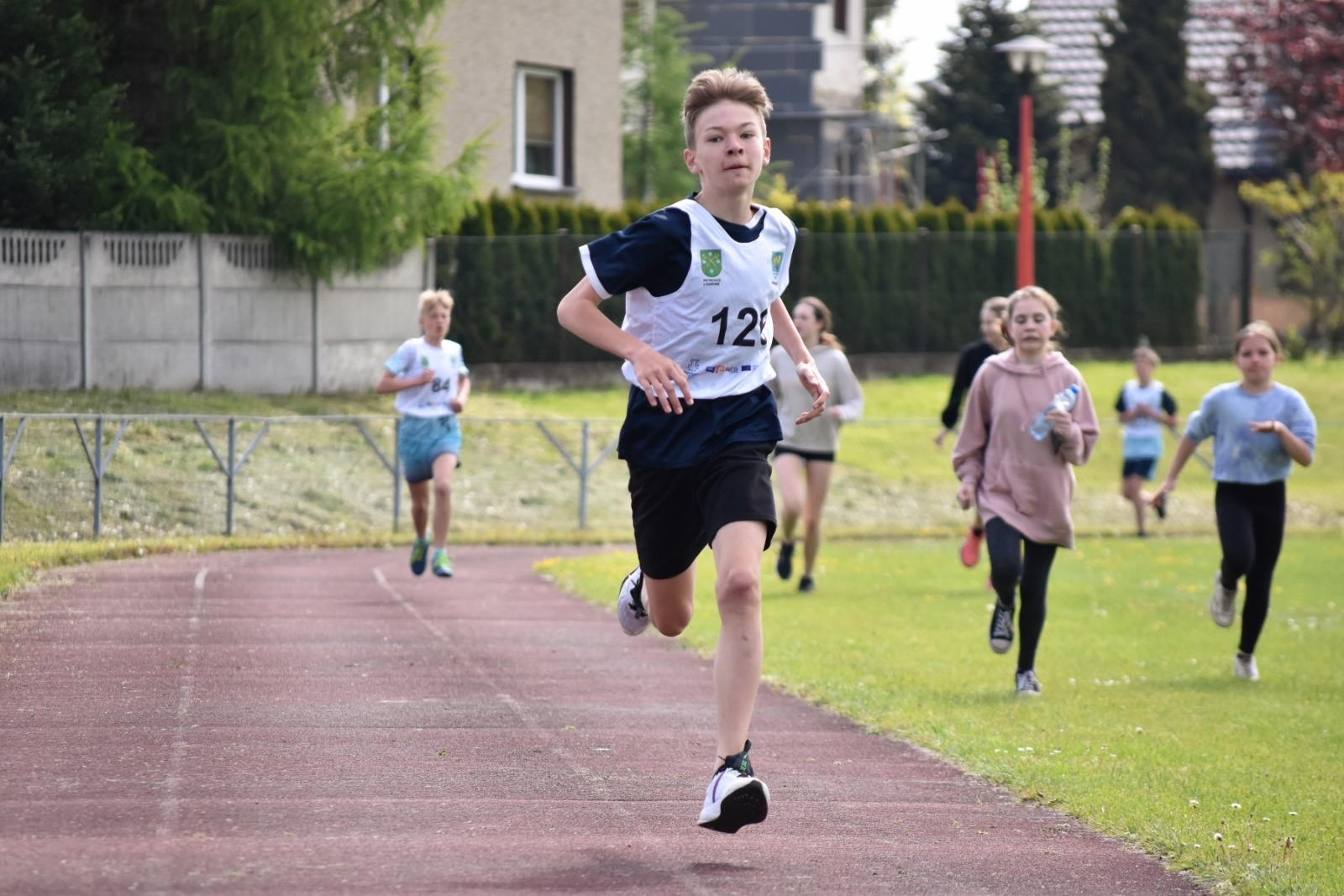 Zdjęcie w galerii na portalu naszwodzislaw.com: Bieg między pomnikami 2023. Zdrowa rywalizacja przyciągnęła ponad setkę uczniów [FOTO] wiadomości z regionu