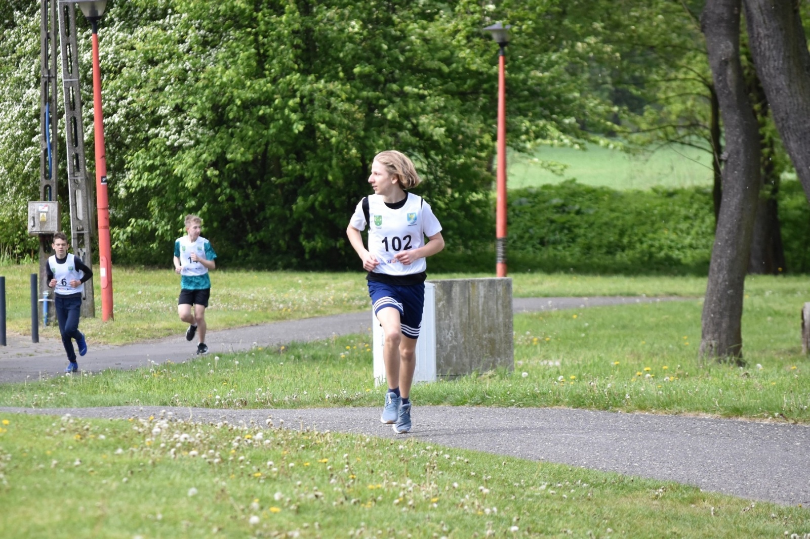 Zdjęcie w galerii na portalu naszwodzislaw.com: Bieg między pomnikami 2023. Zdrowa rywalizacja przyciągnęła ponad setkę uczniów [FOTO] wiadomości z regionu