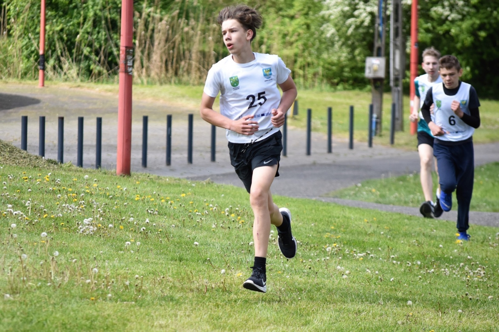 Zdjęcie w galerii na portalu naszwodzislaw.com: Bieg między pomnikami 2023. Zdrowa rywalizacja przyciągnęła ponad setkę uczniów [FOTO] wiadomości z regionu