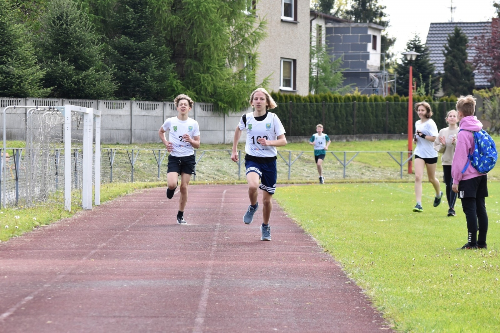 Zdjęcie w galerii na portalu naszwodzislaw.com: Bieg między pomnikami 2023. Zdrowa rywalizacja przyciągnęła ponad setkę uczniów [FOTO] wiadomości z regionu