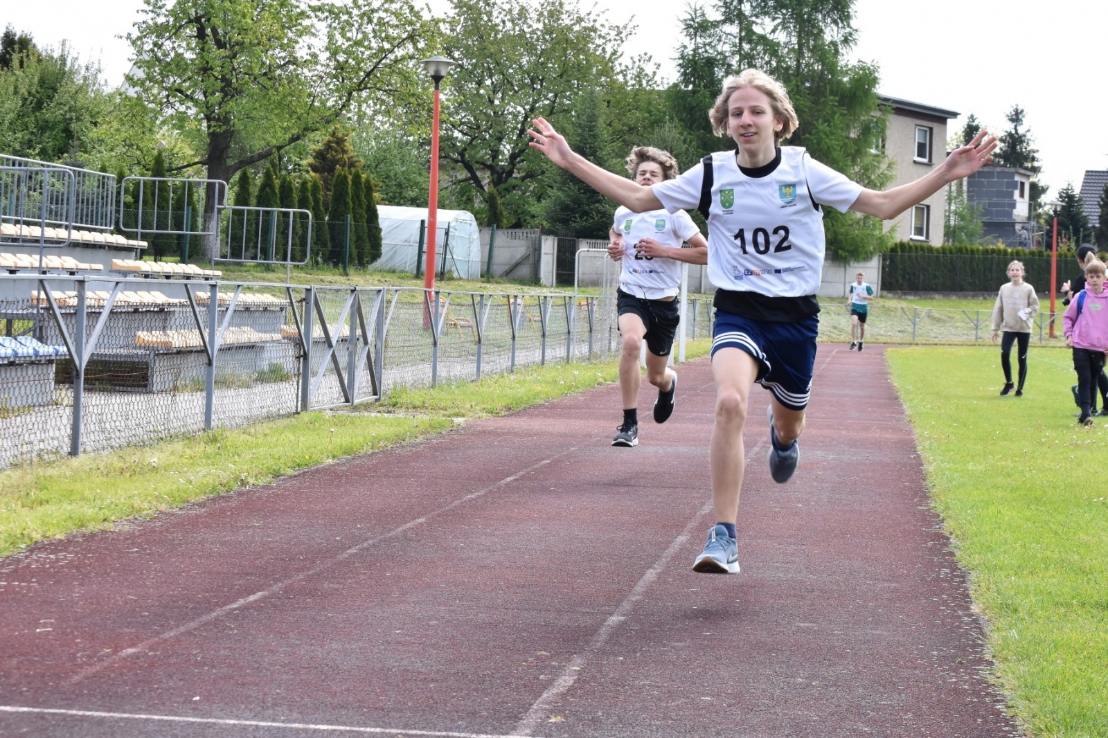 Zdjęcie w galerii na portalu naszwodzislaw.com: Bieg między pomnikami 2023. Zdrowa rywalizacja przyciągnęła ponad setkę uczniów [FOTO] wiadomości z regionu