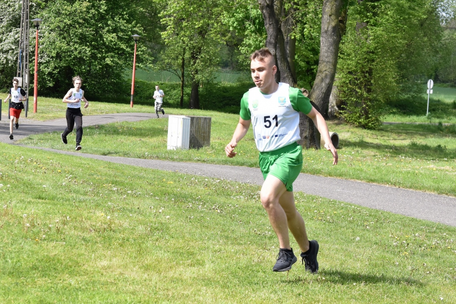 Zdjęcie w galerii na portalu naszwodzislaw.com: Bieg między pomnikami 2023. Zdrowa rywalizacja przyciągnęła ponad setkę uczniów [FOTO] wiadomości z regionu
