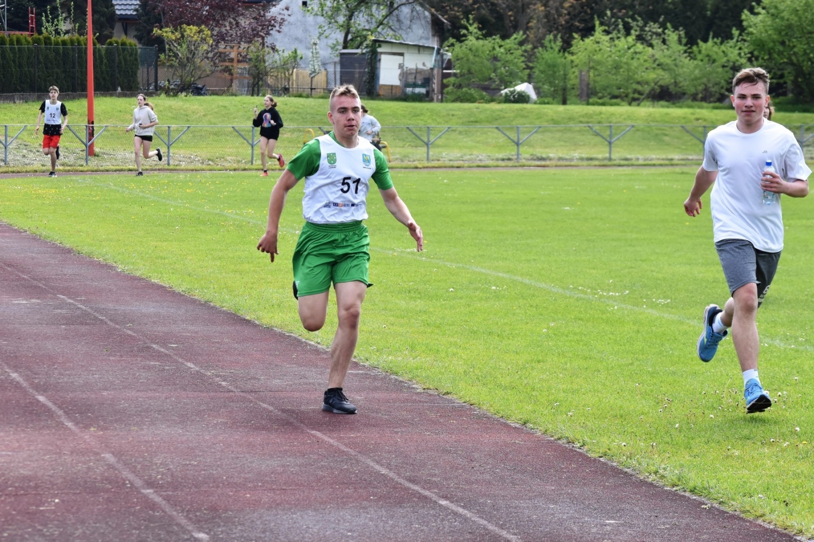 Zdjęcie w galerii na portalu naszwodzislaw.com: Bieg między pomnikami 2023. Zdrowa rywalizacja przyciągnęła ponad setkę uczniów [FOTO] wiadomości z regionu