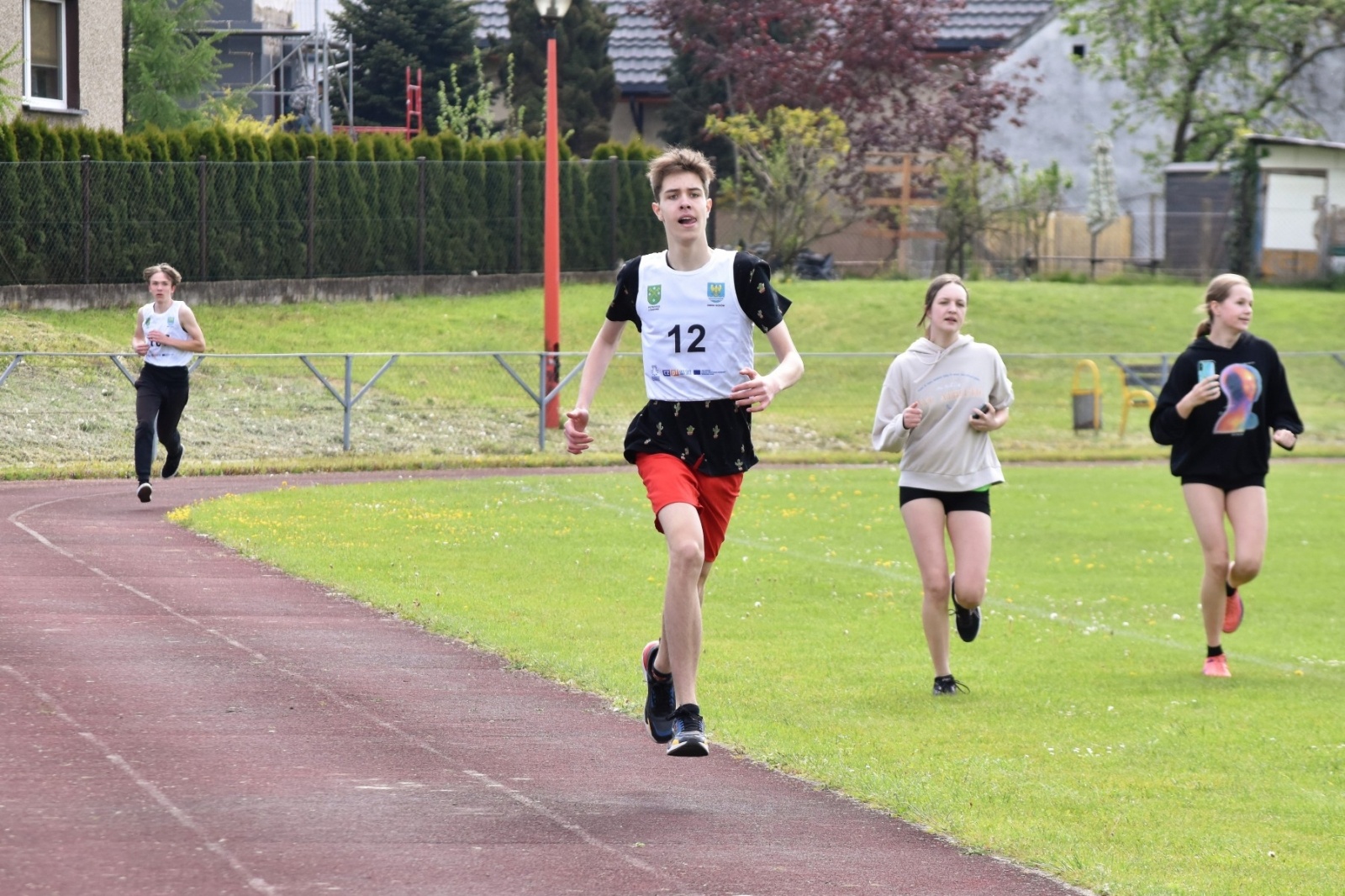Zdjęcie w galerii na portalu naszwodzislaw.com: Bieg między pomnikami 2023. Zdrowa rywalizacja przyciągnęła ponad setkę uczniów [FOTO] wiadomości z regionu