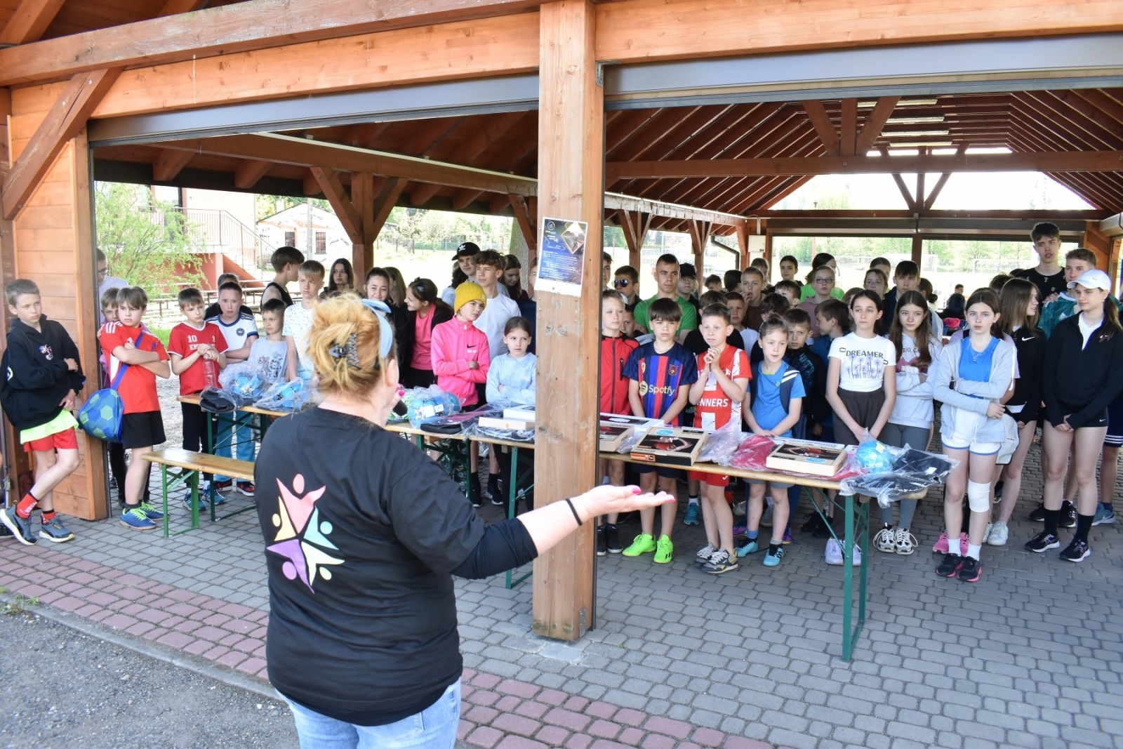 Zdjęcie w galerii na portalu naszwodzislaw.com: Bieg między pomnikami 2023. Zdrowa rywalizacja przyciągnęła ponad setkę uczniów [FOTO] wiadomości z regionu