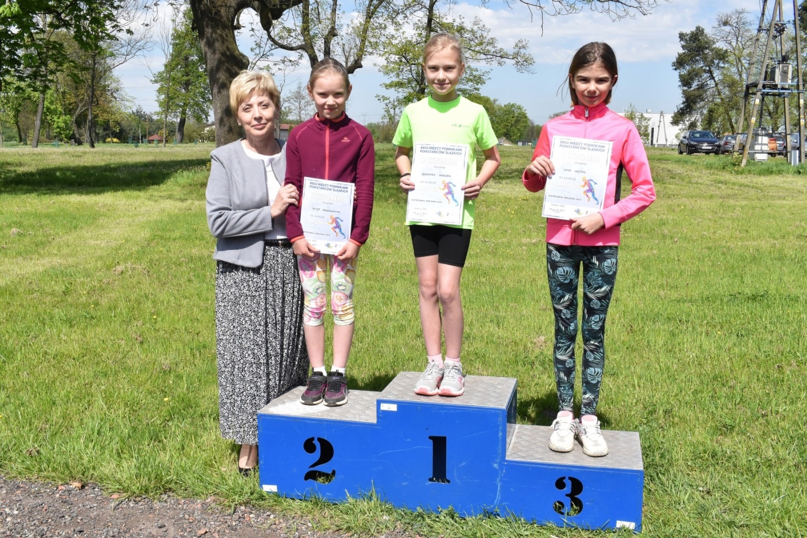 Zdjęcie w galerii na portalu naszwodzislaw.com: Bieg między pomnikami 2023. Zdrowa rywalizacja przyciągnęła ponad setkę uczniów [FOTO] wiadomości z regionu