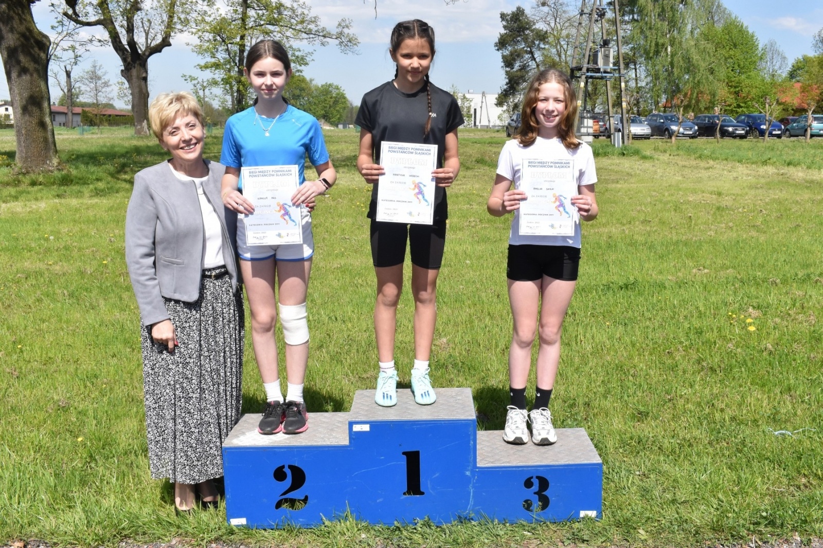 Zdjęcie w galerii na portalu naszwodzislaw.com: Bieg między pomnikami 2023. Zdrowa rywalizacja przyciągnęła ponad setkę uczniów [FOTO] wiadomości z regionu