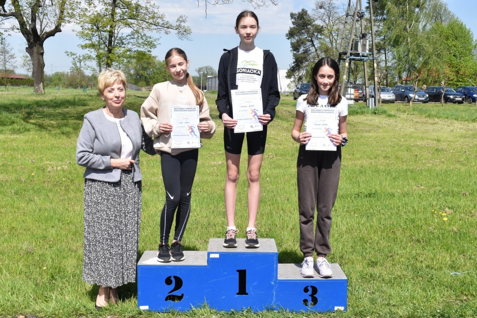 Zdjęcie w galerii na portalu naszwodzislaw.com: Bieg między pomnikami 2023. Zdrowa rywalizacja przyciągnęła ponad setkę uczniów [FOTO] wiadomości z regionu