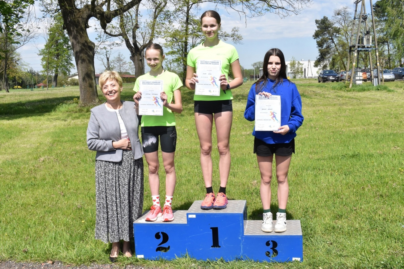 Zdjęcie w galerii na portalu naszwodzislaw.com: Bieg między pomnikami 2023. Zdrowa rywalizacja przyciągnęła ponad setkę uczniów [FOTO] wiadomości z regionu