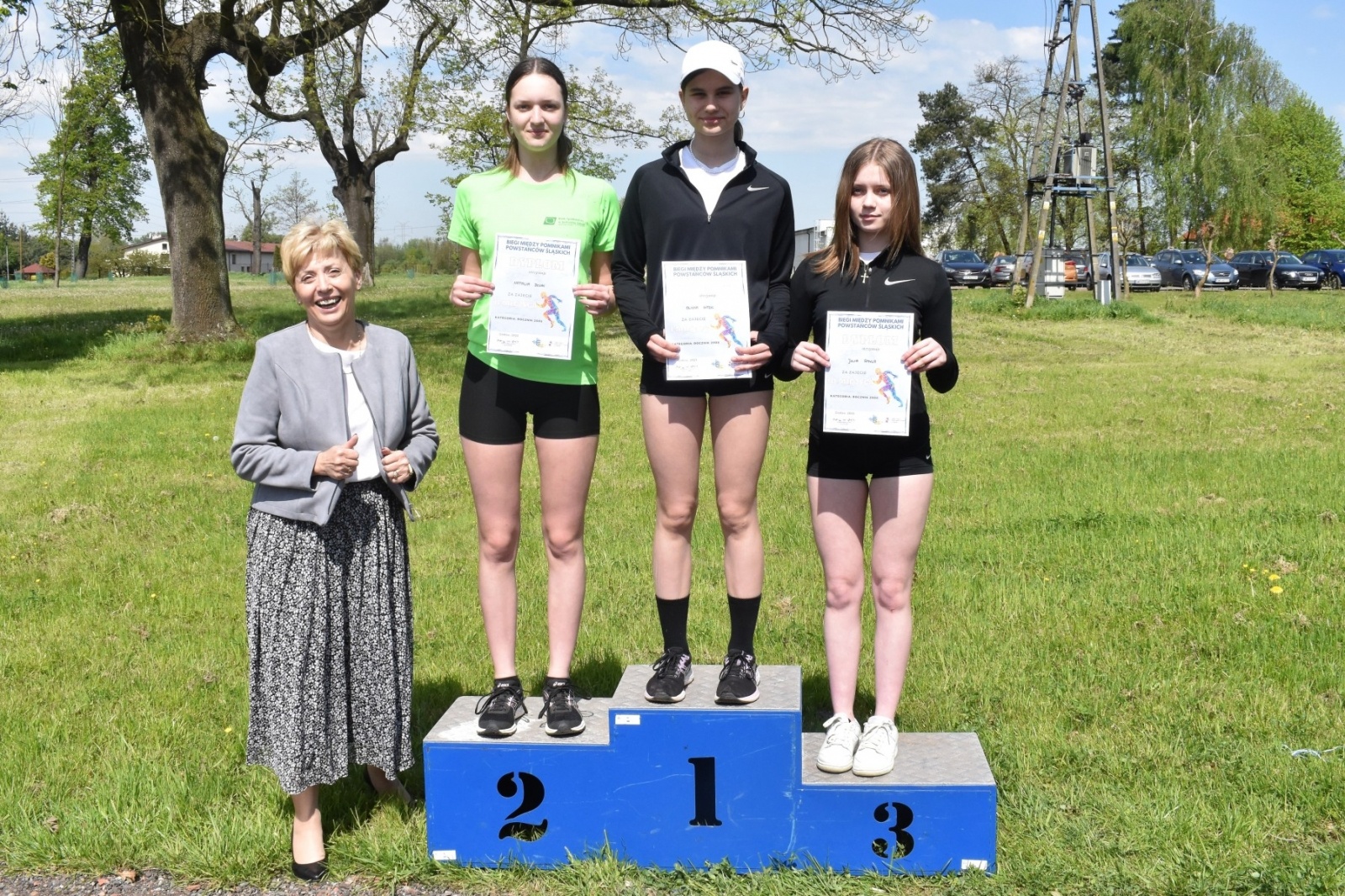 Zdjęcie w galerii na portalu naszwodzislaw.com: Bieg między pomnikami 2023. Zdrowa rywalizacja przyciągnęła ponad setkę uczniów [FOTO] wiadomości z regionu
