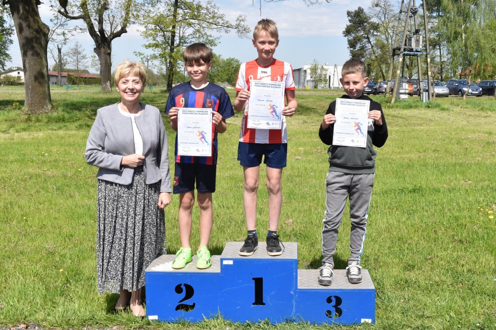 Zdjęcie w galerii na portalu naszwodzislaw.com: Bieg między pomnikami 2023. Zdrowa rywalizacja przyciągnęła ponad setkę uczniów [FOTO] wiadomości z regionu