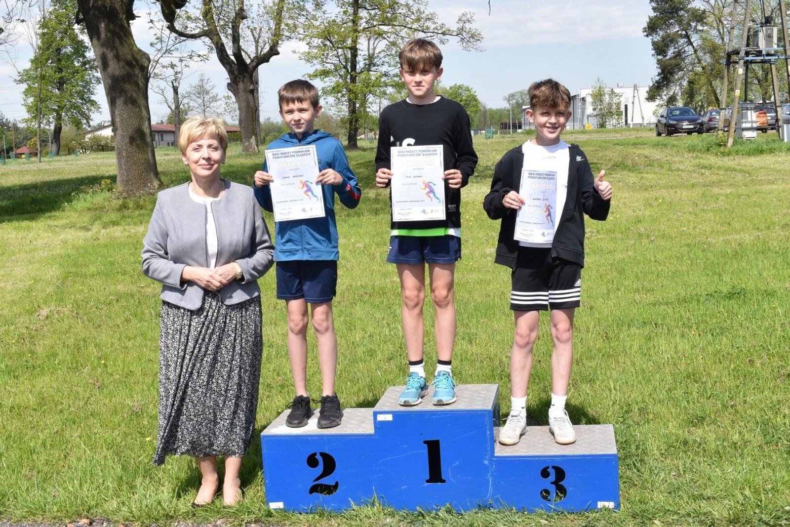 Zdjęcie w galerii na portalu naszwodzislaw.com: Bieg między pomnikami 2023. Zdrowa rywalizacja przyciągnęła ponad setkę uczniów [FOTO] wiadomości z regionu
