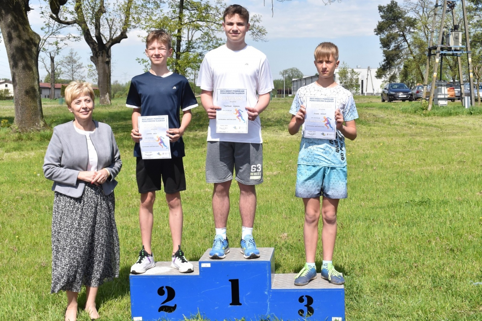 Zdjęcie w galerii na portalu naszwodzislaw.com: Bieg między pomnikami 2023. Zdrowa rywalizacja przyciągnęła ponad setkę uczniów [FOTO] wiadomości z regionu