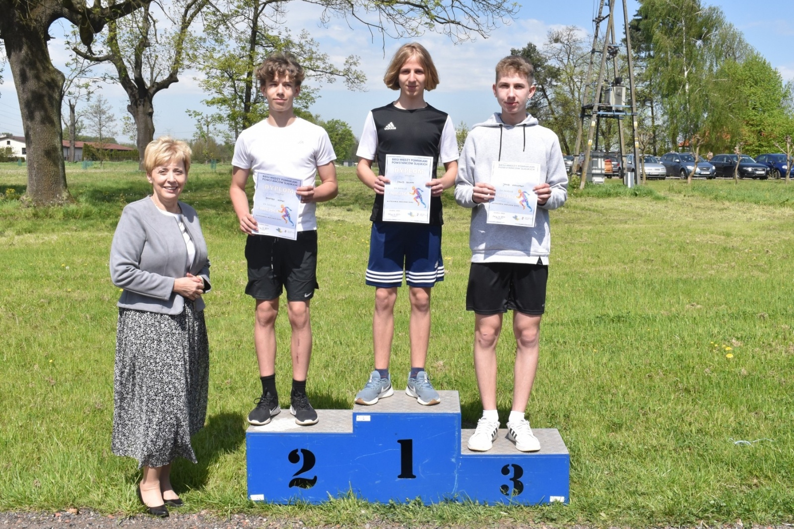 Zdjęcie w galerii na portalu naszwodzislaw.com: Bieg między pomnikami 2023. Zdrowa rywalizacja przyciągnęła ponad setkę uczniów [FOTO] wiadomości z regionu