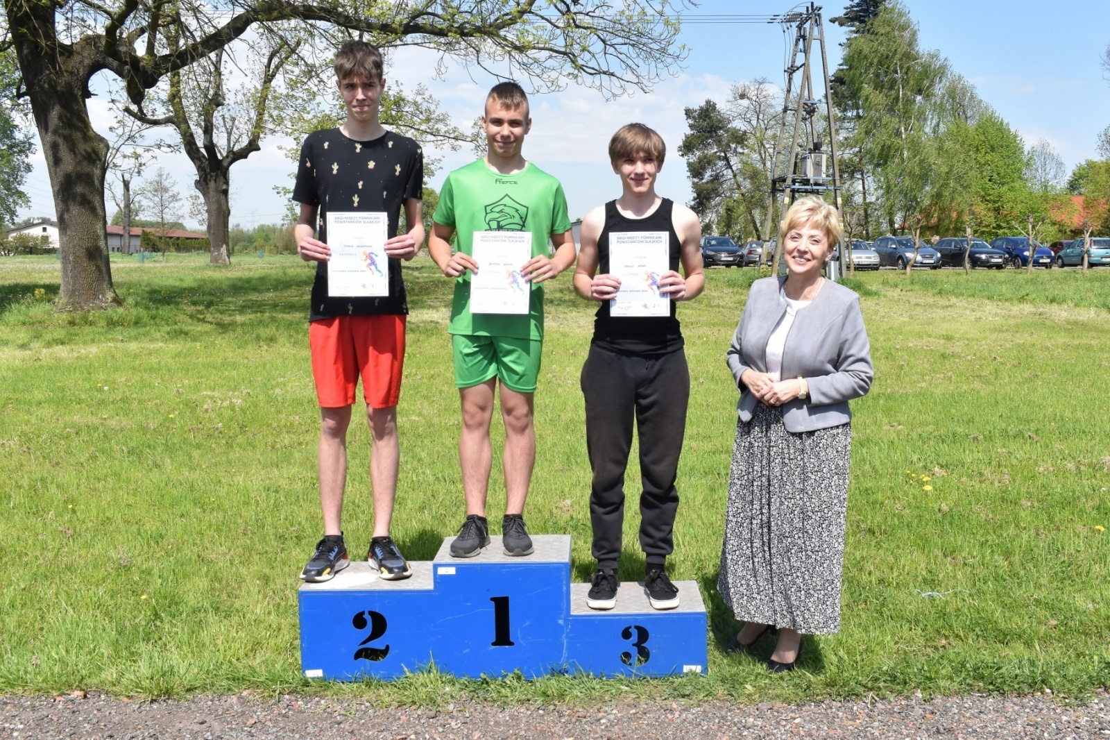 Zdjęcie w galerii na portalu naszwodzislaw.com: Bieg między pomnikami 2023. Zdrowa rywalizacja przyciągnęła ponad setkę uczniów [FOTO] wiadomości z regionu