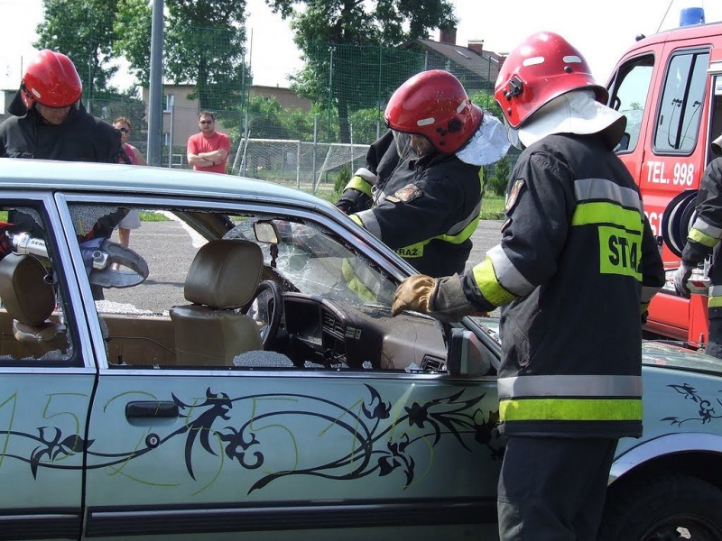 Zdjęcie w galerii na portalu naszwodzislaw.com: Rozcięli samochód i wyciągnęli kierowcę wiadomości z regionu