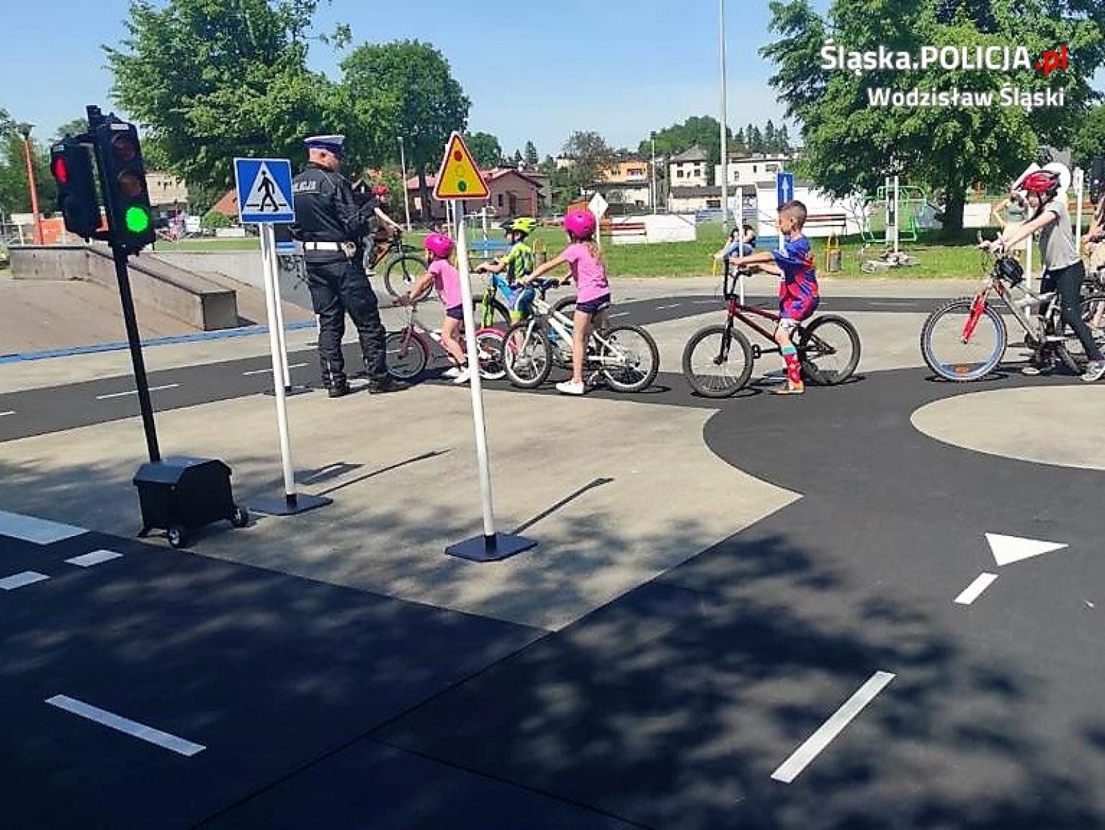 Zdjęcie w galerii na portalu naszwodzislaw.com: Wodzisławska policja na Festiwalu Żelaznego Szlaku Rowerowego wiadomości z regionu